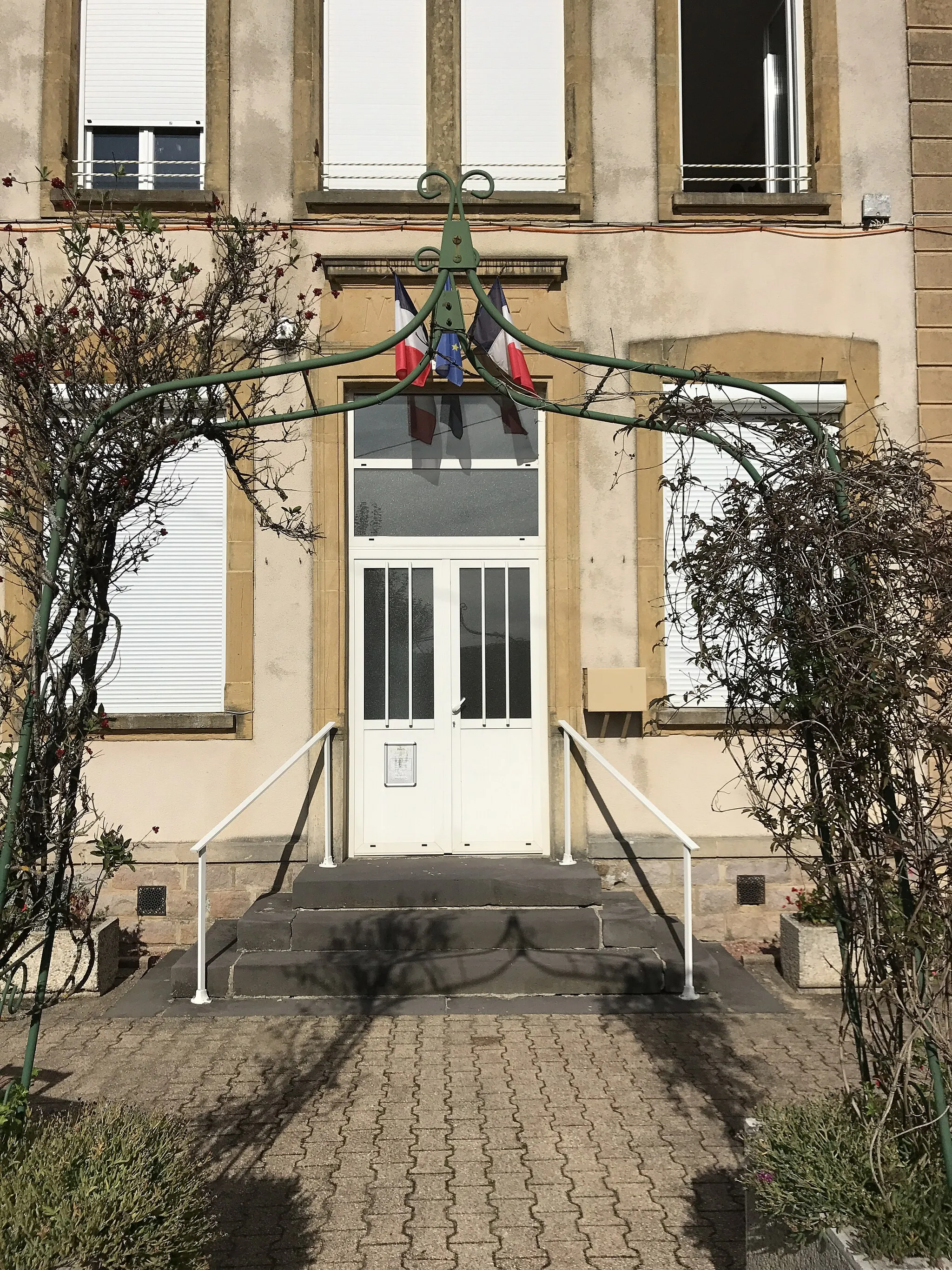 Photo showing: Entrée principale de la mairie de Saint-Germain-la-Montagne (Loire, France) en octobre 2017.