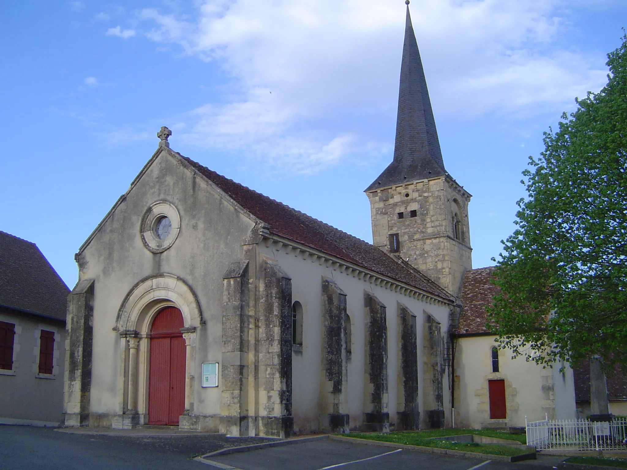 Photo showing: Fleury-sur-Loire (église 4)