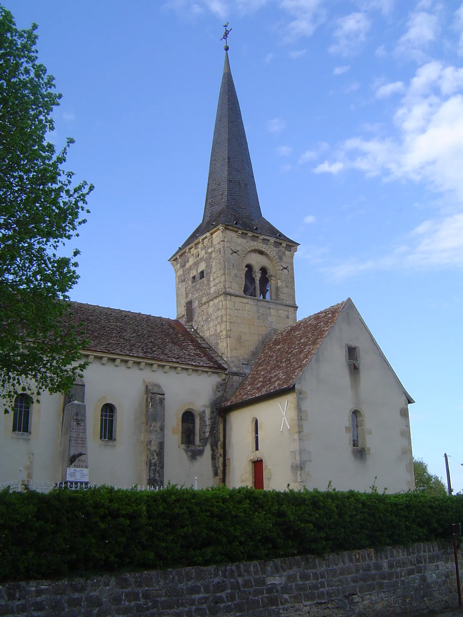 Photo showing: Fleury-sur-Loire (église 3)