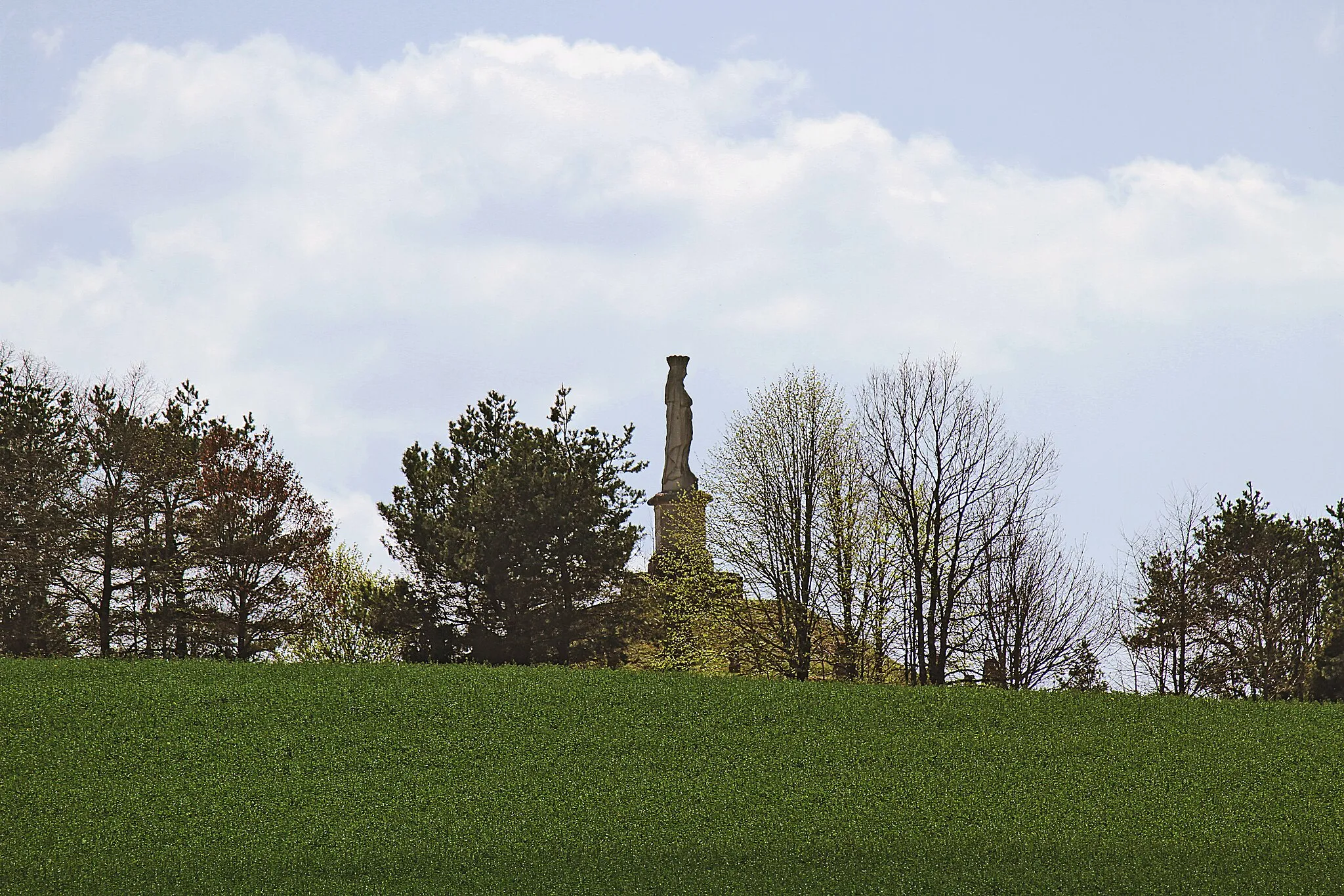 Photo showing: Monument of the Madonna and Child on Mont Aigu near Beneuvre