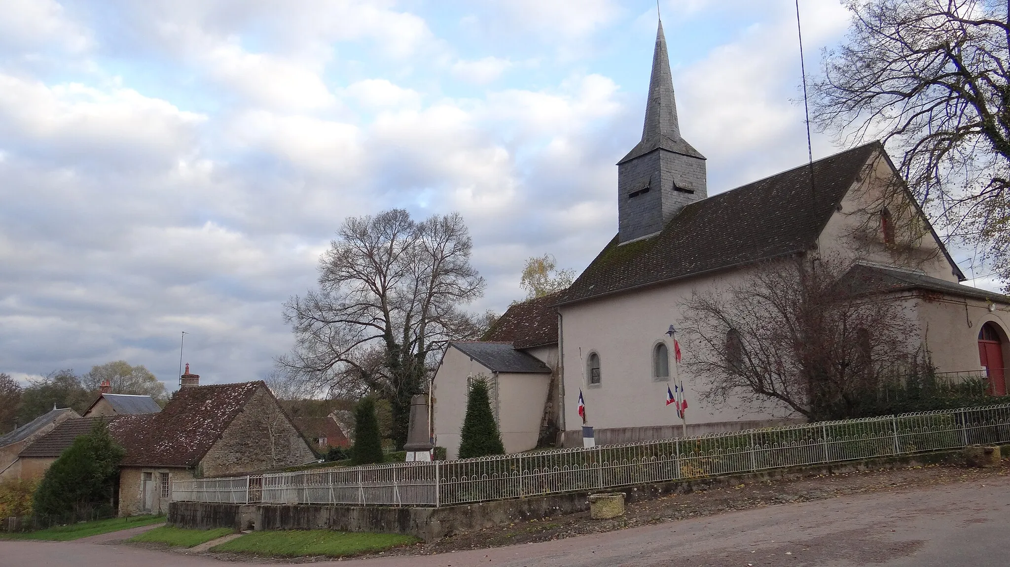 Photo showing: The village of Tamnay-en-Bazois, Nièvre, France
The church