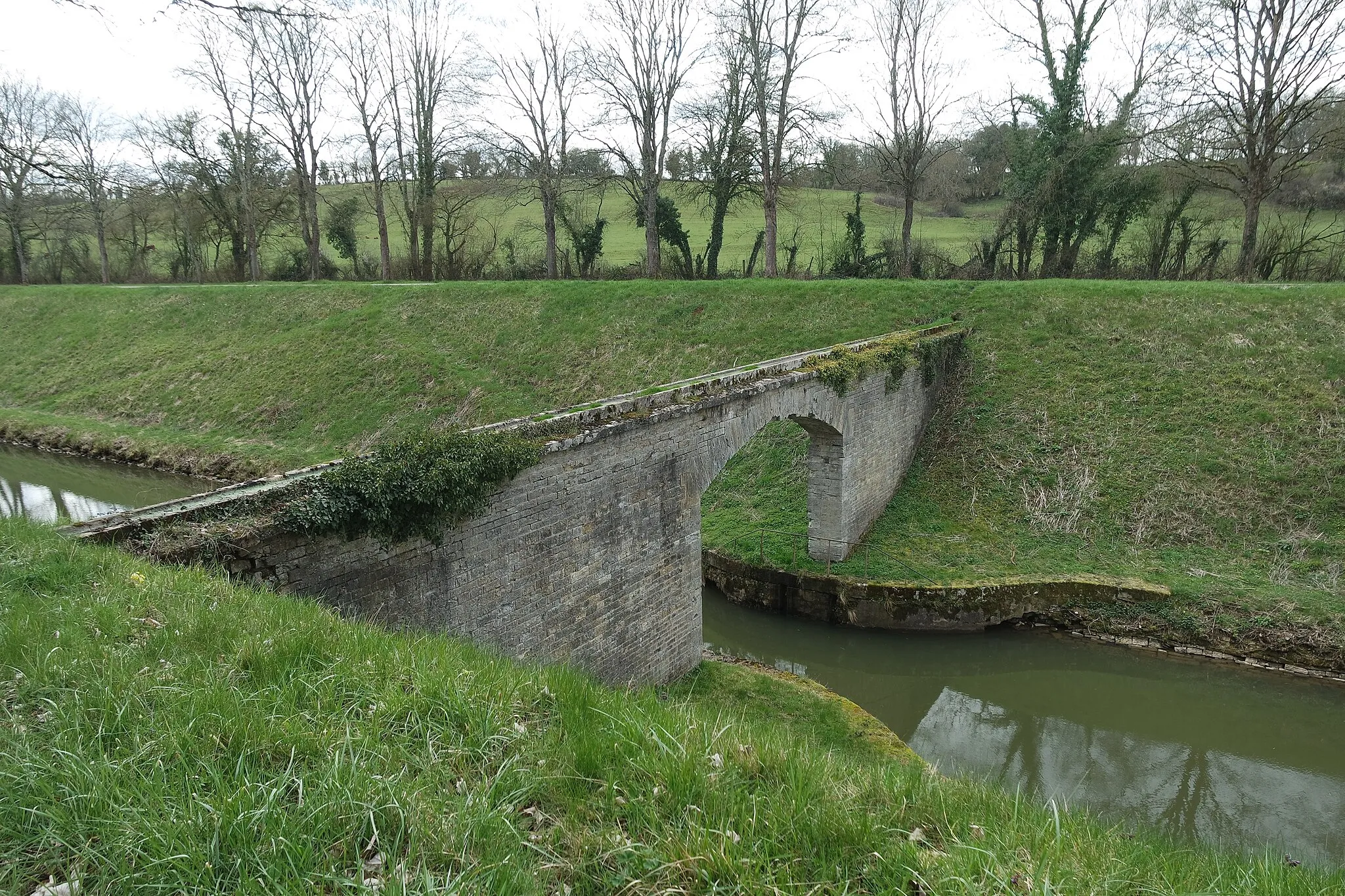Photo showing: Aqueduc enjambant le canal du Nivernais, à Pazy, Nièvre, France.