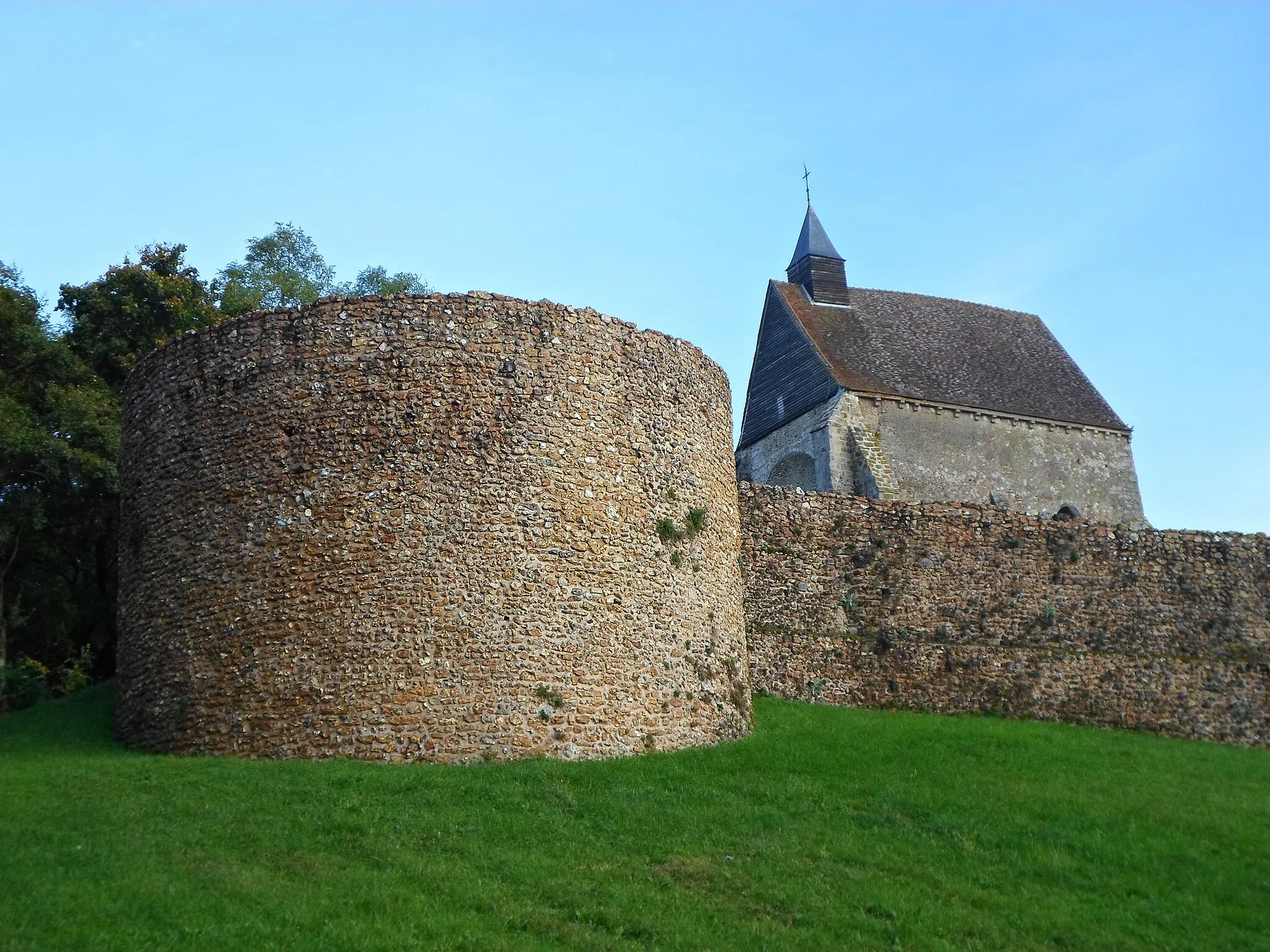 Photo showing: la chapelle de Vauguillain vue de la Poterne (saint-Julien-du-Sault) Yonne, France