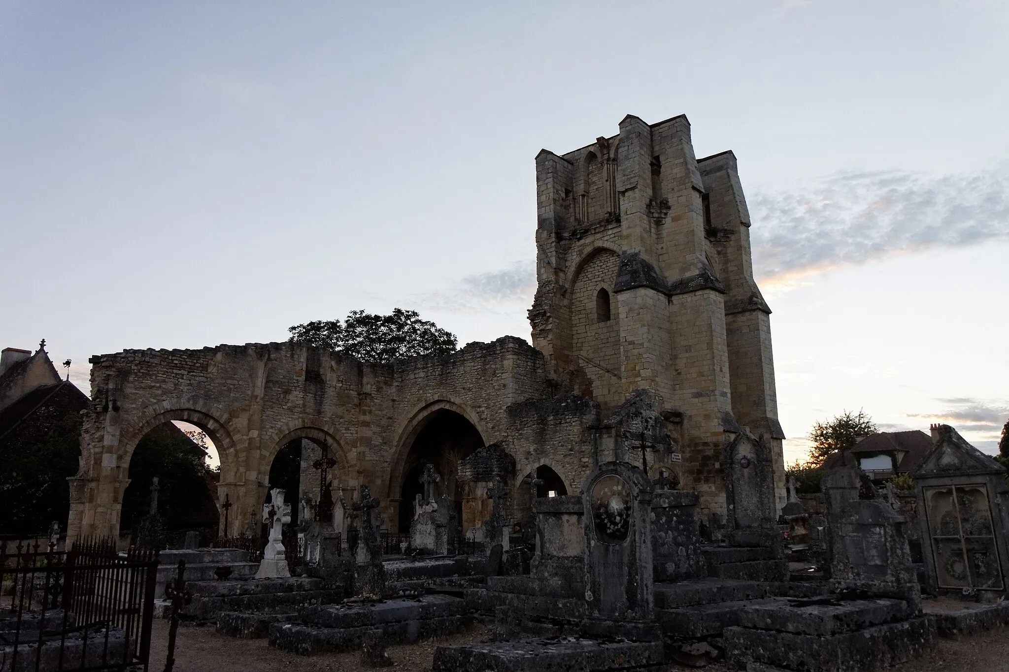 Photo showing: Vue de l'église Notre-Dame-du-Pré de Donzy.