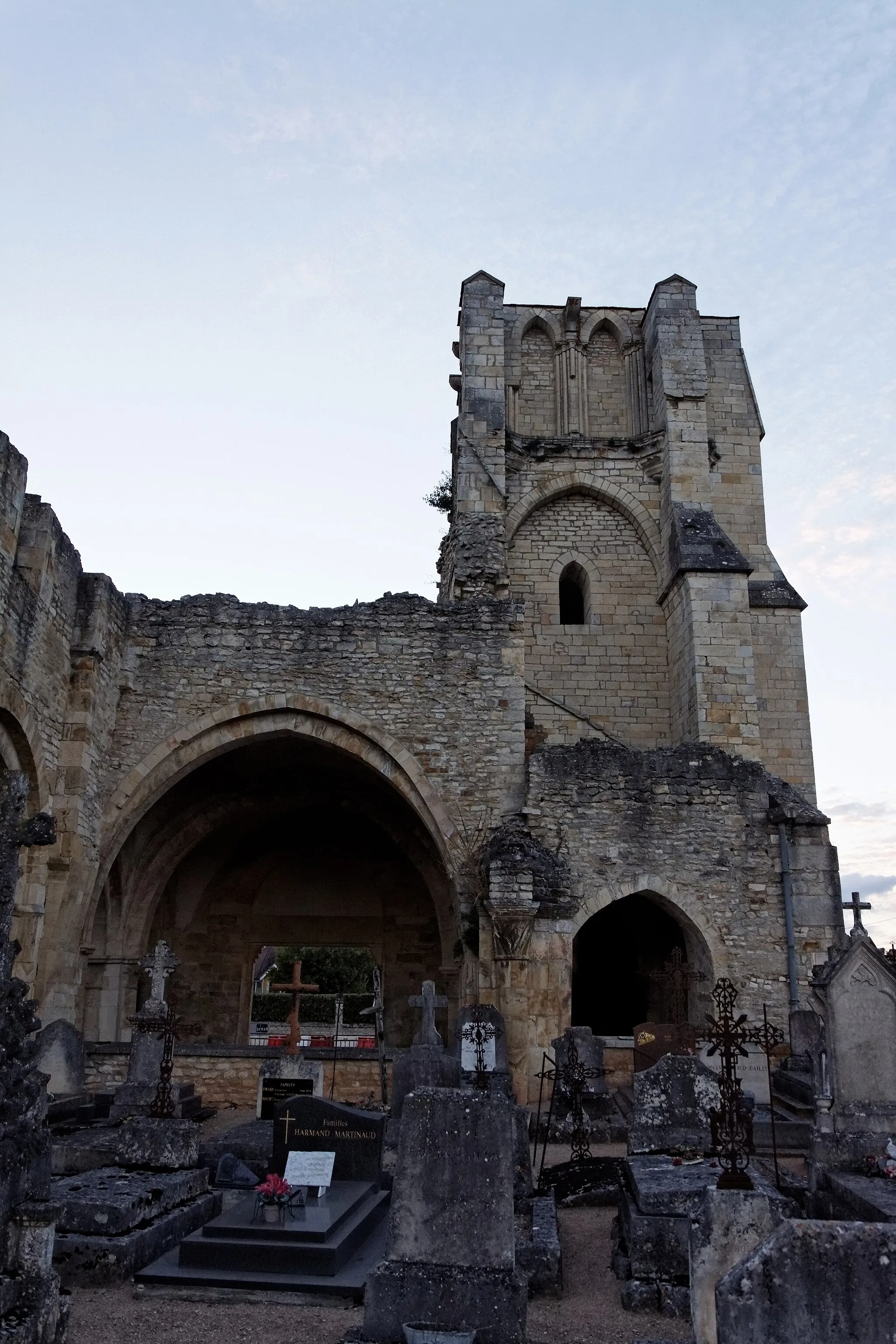 Photo showing: Vue de l'église Notre-Dame-du-Pré de Donzy.