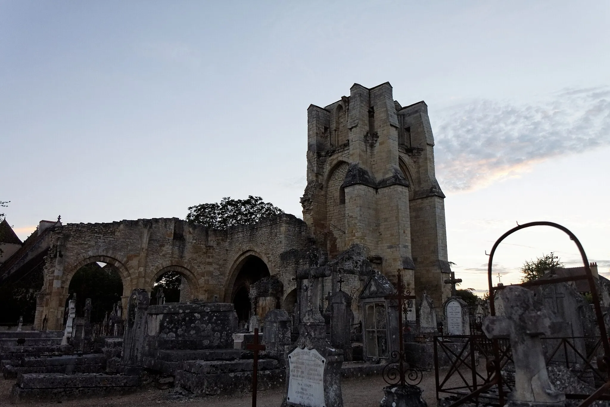 Photo showing: Vue de l'église Notre-Dame-du-Pré de Donzy.