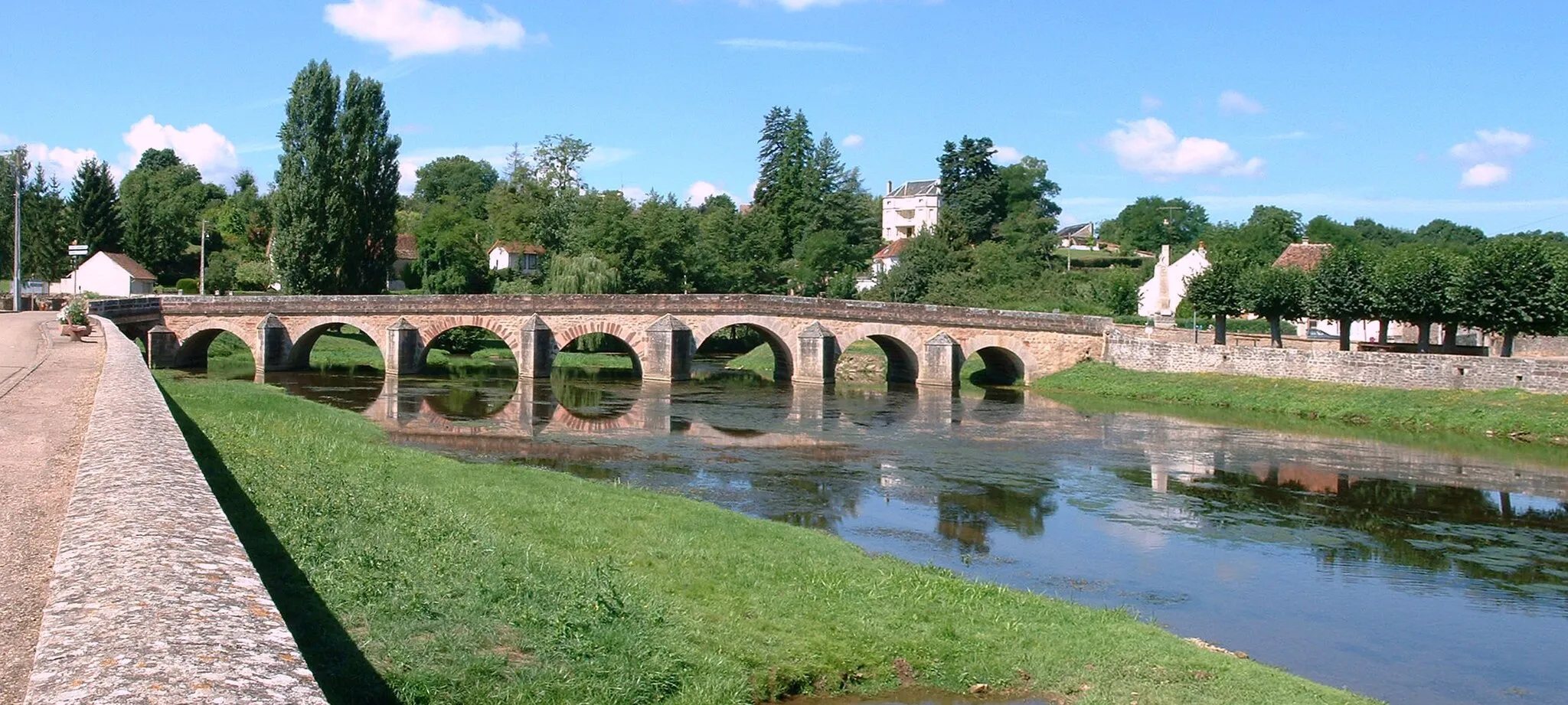 Photo showing: Guillon (Yonne) : le pont du XVIe siècle