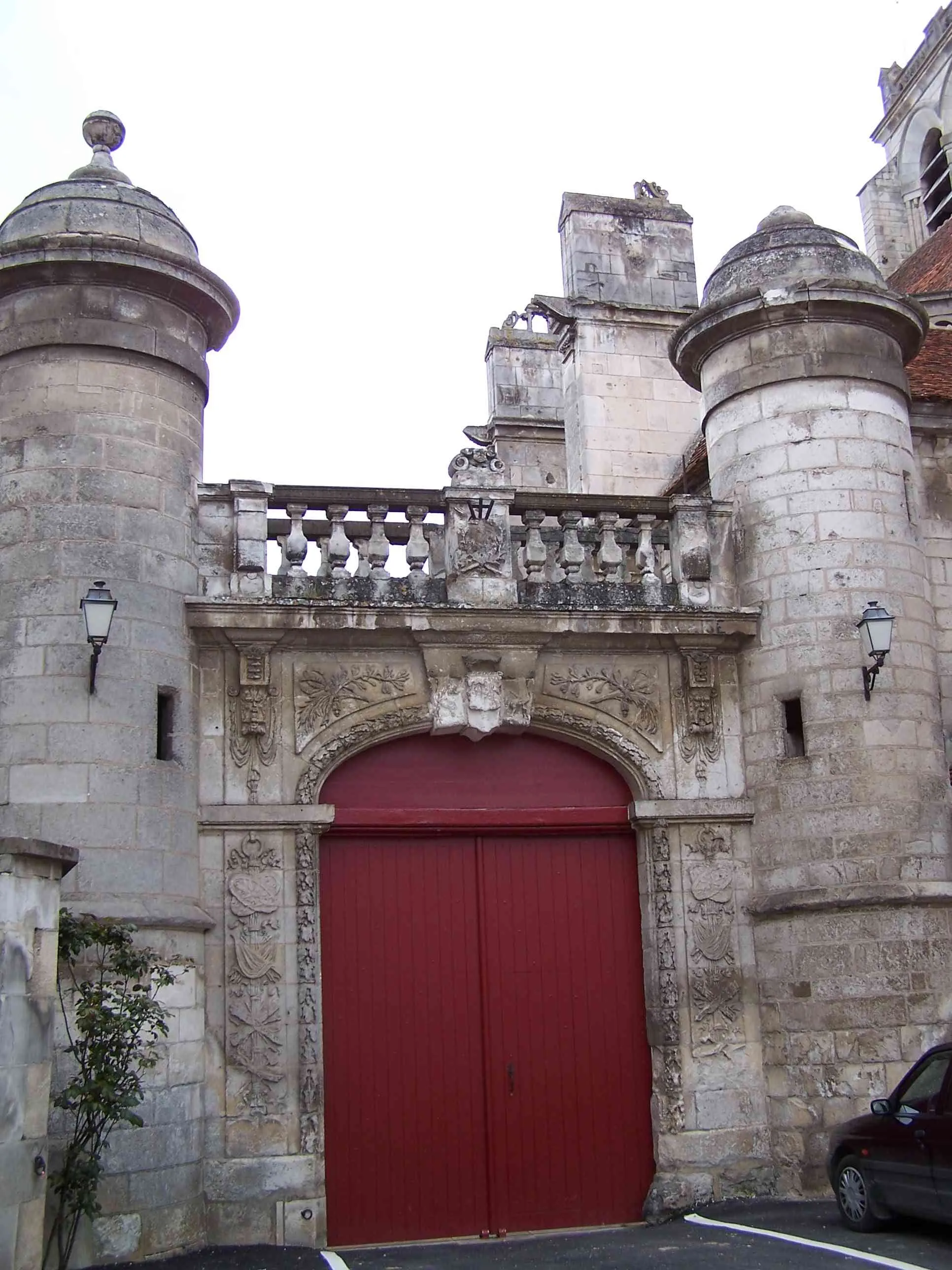 Photo showing: Saint-Bris-le-Vineux : portail Renaissance attenant à l'église