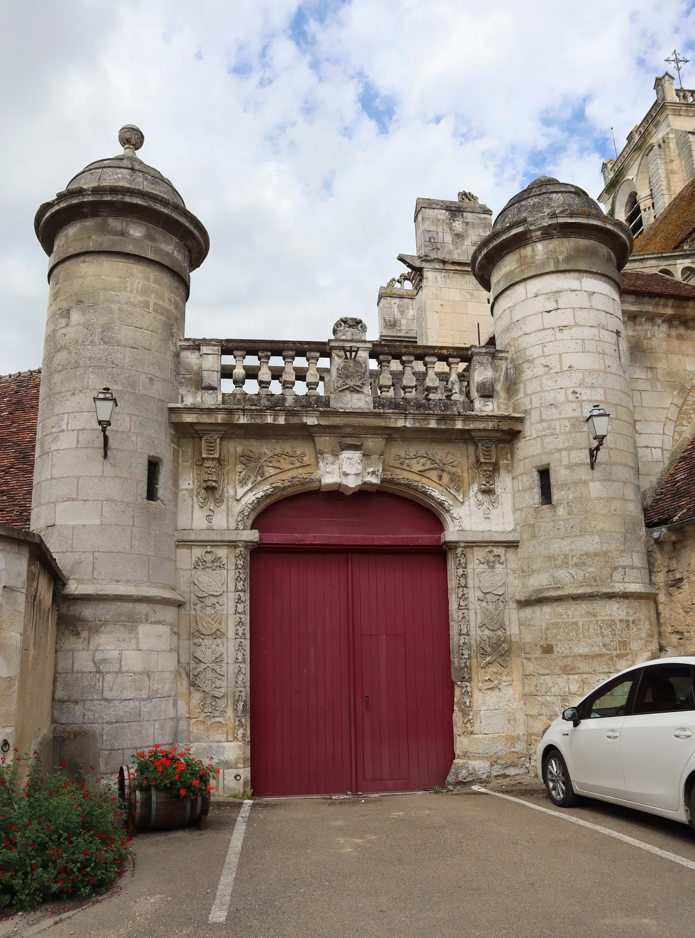 Photo showing: Portail Renaissance attenant à l'église Saint-Prix-et-Saint-Cot de Saint-Bris-le-Vineux (89).