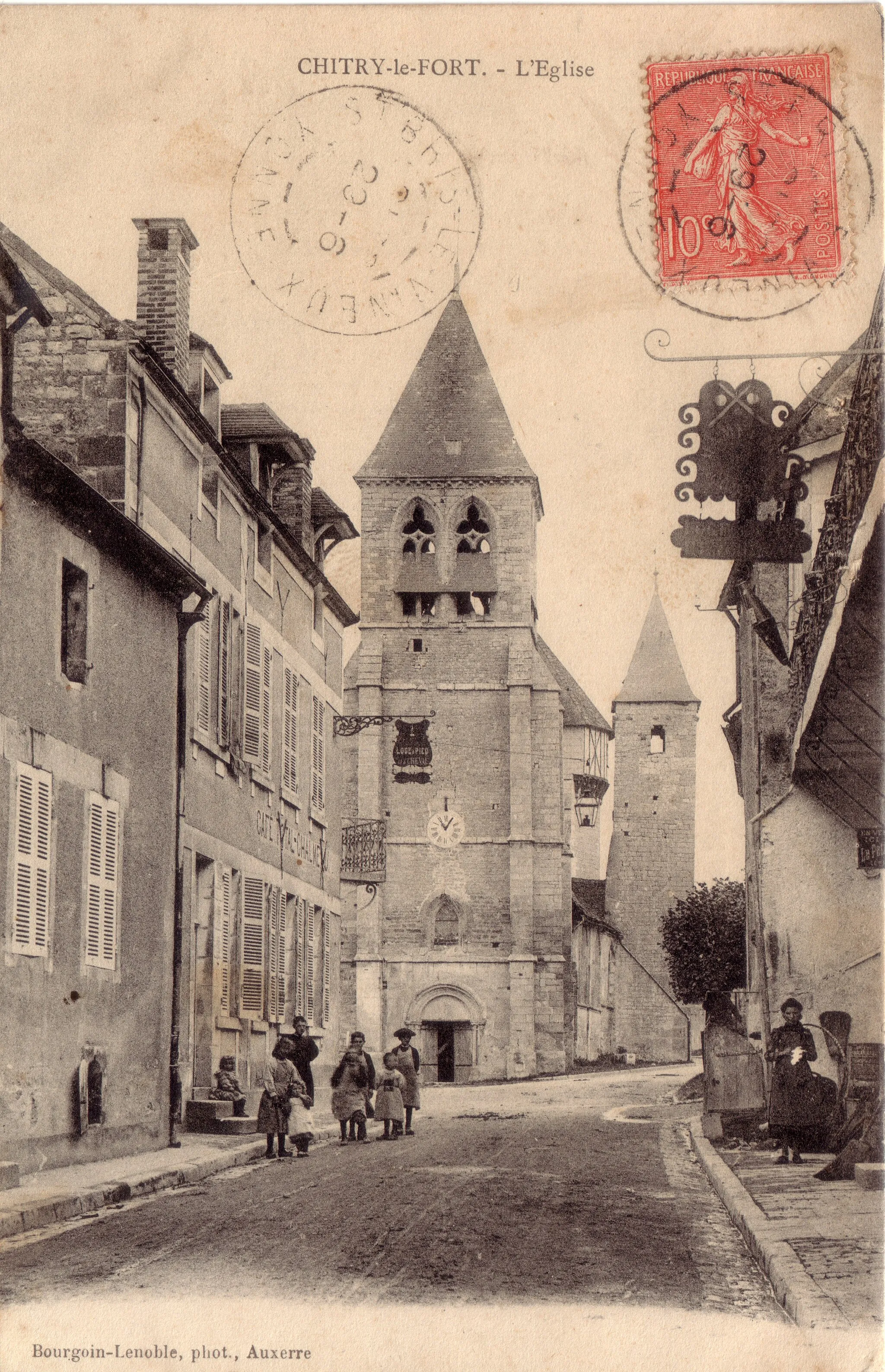 Photo showing: Chitry le fort et son église vue de la grande rue
