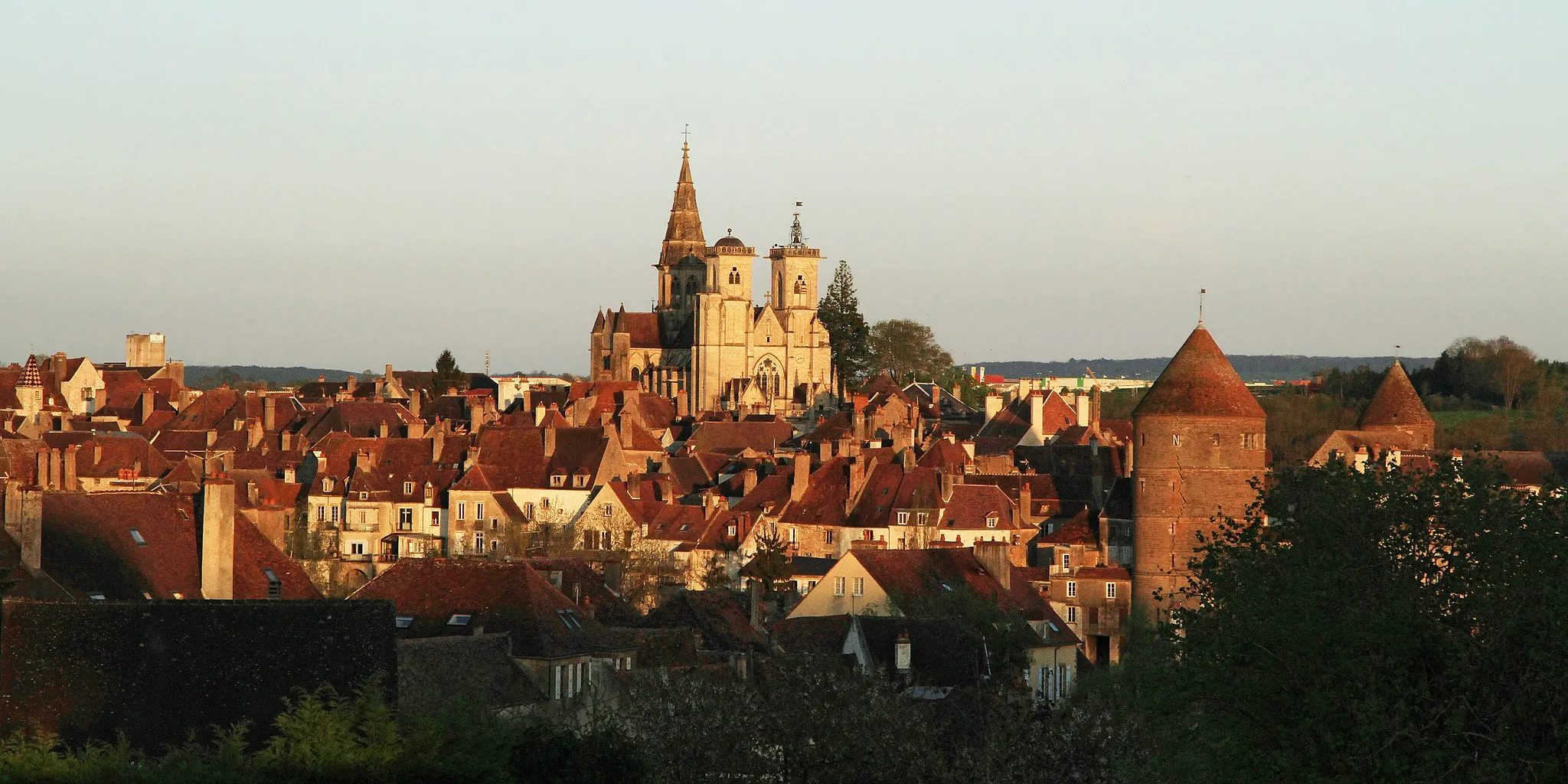 Photo showing: Semur-en-Auxois au soleil couchant