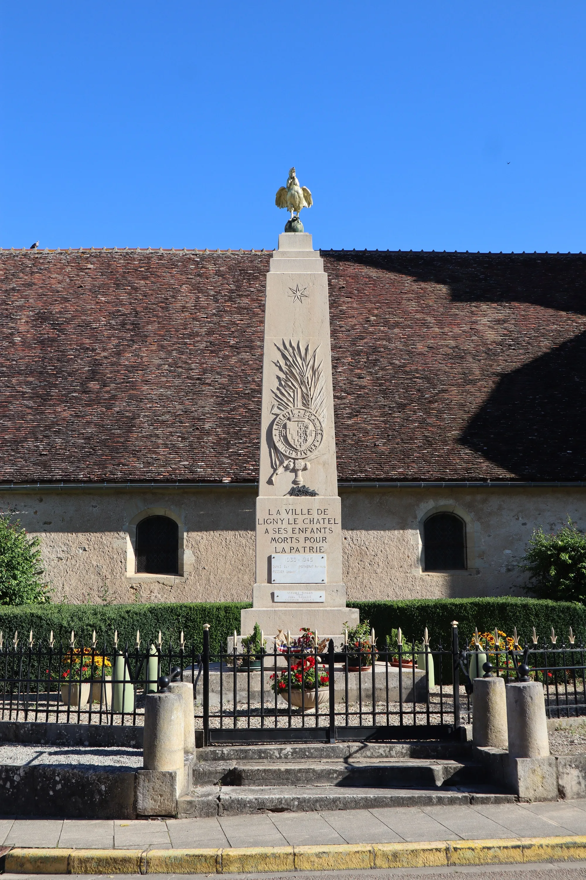 Photo showing: Monument aux morts de Ligny-le-Châtel (Yonne).