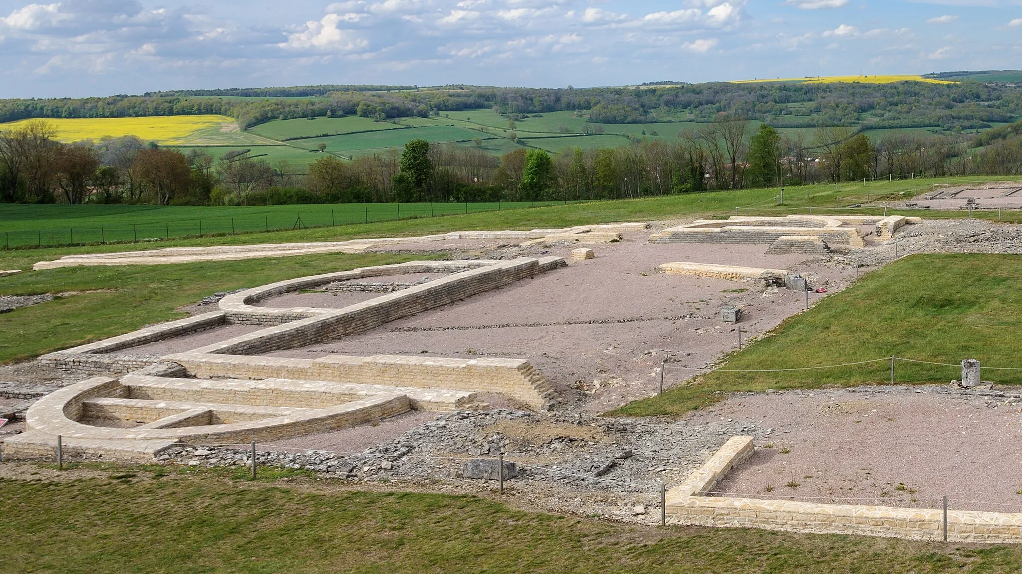Photo showing: Archeological site of Alesia, in Alise-Sainte-Reine, Burgundy, France: remains of the civil basilica.
