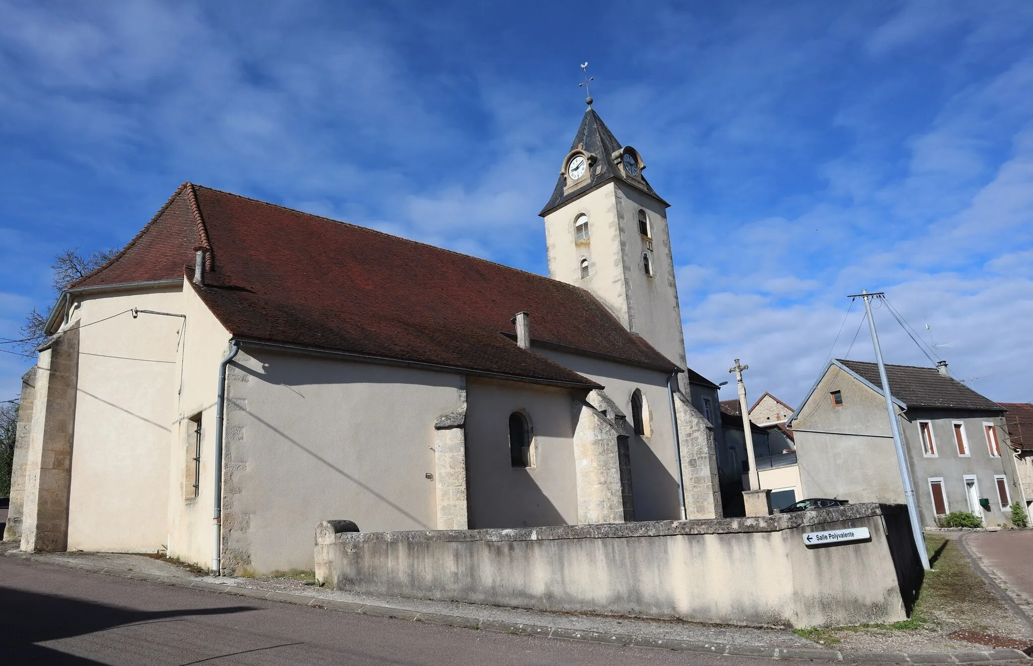 Photo showing: Église Saint-Pierre-et-Saint-Paul de Lucenay-le-Duc (21). Chevet et flanc nord.