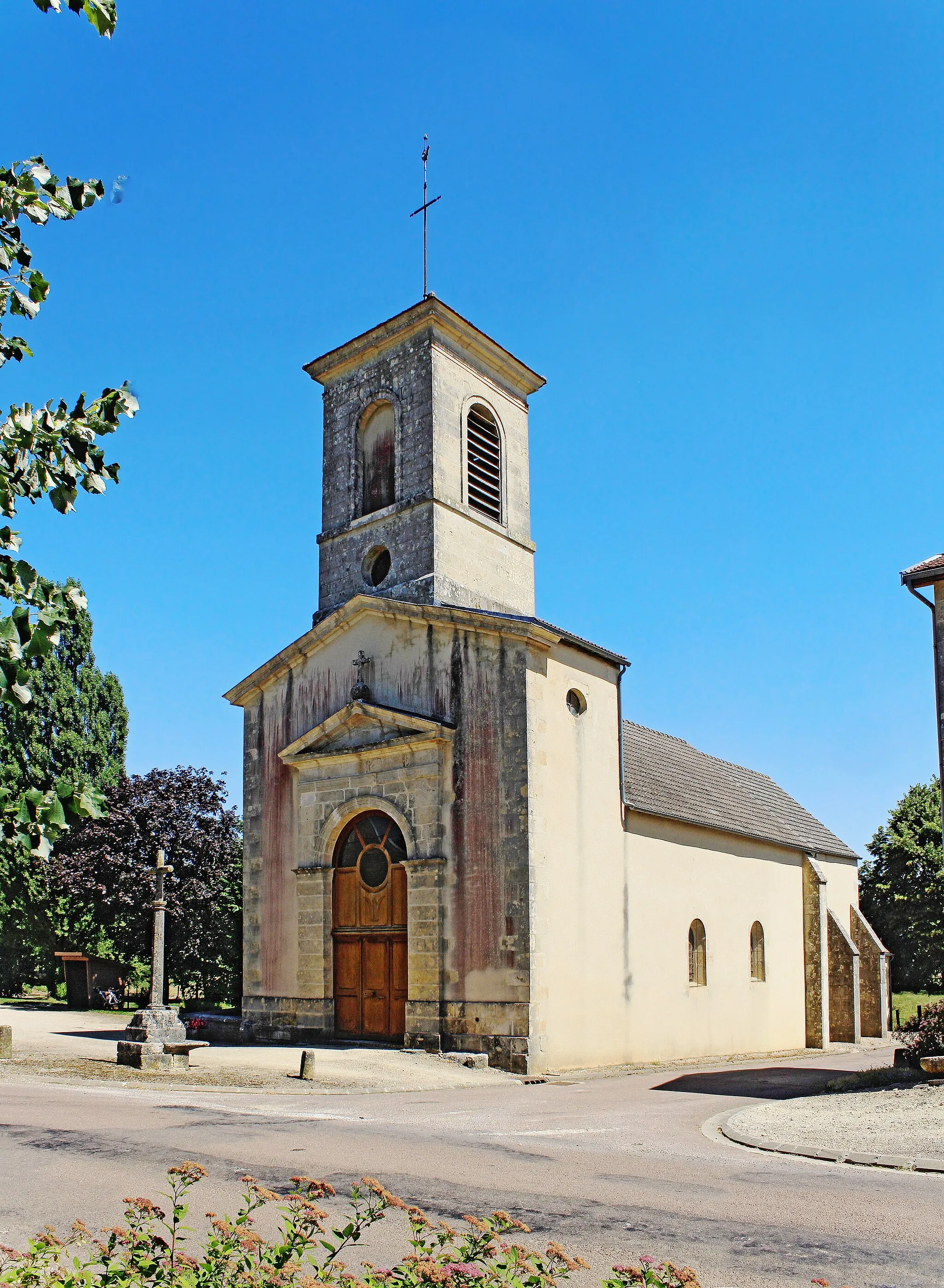 Photo showing: St Nazaire and St Celse church in la Villeneuve-les-Convers