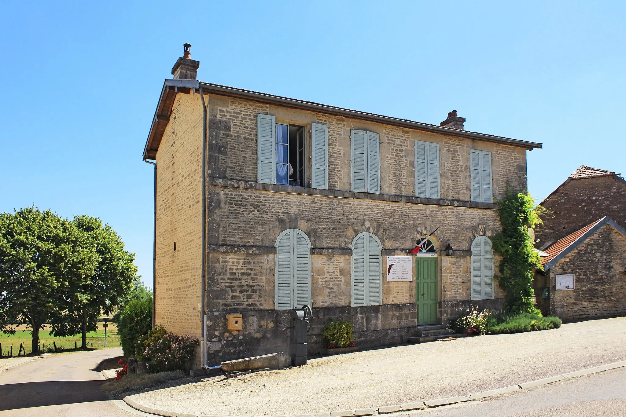 Photo showing: Towh hall of la Villeneuve-les-Convers