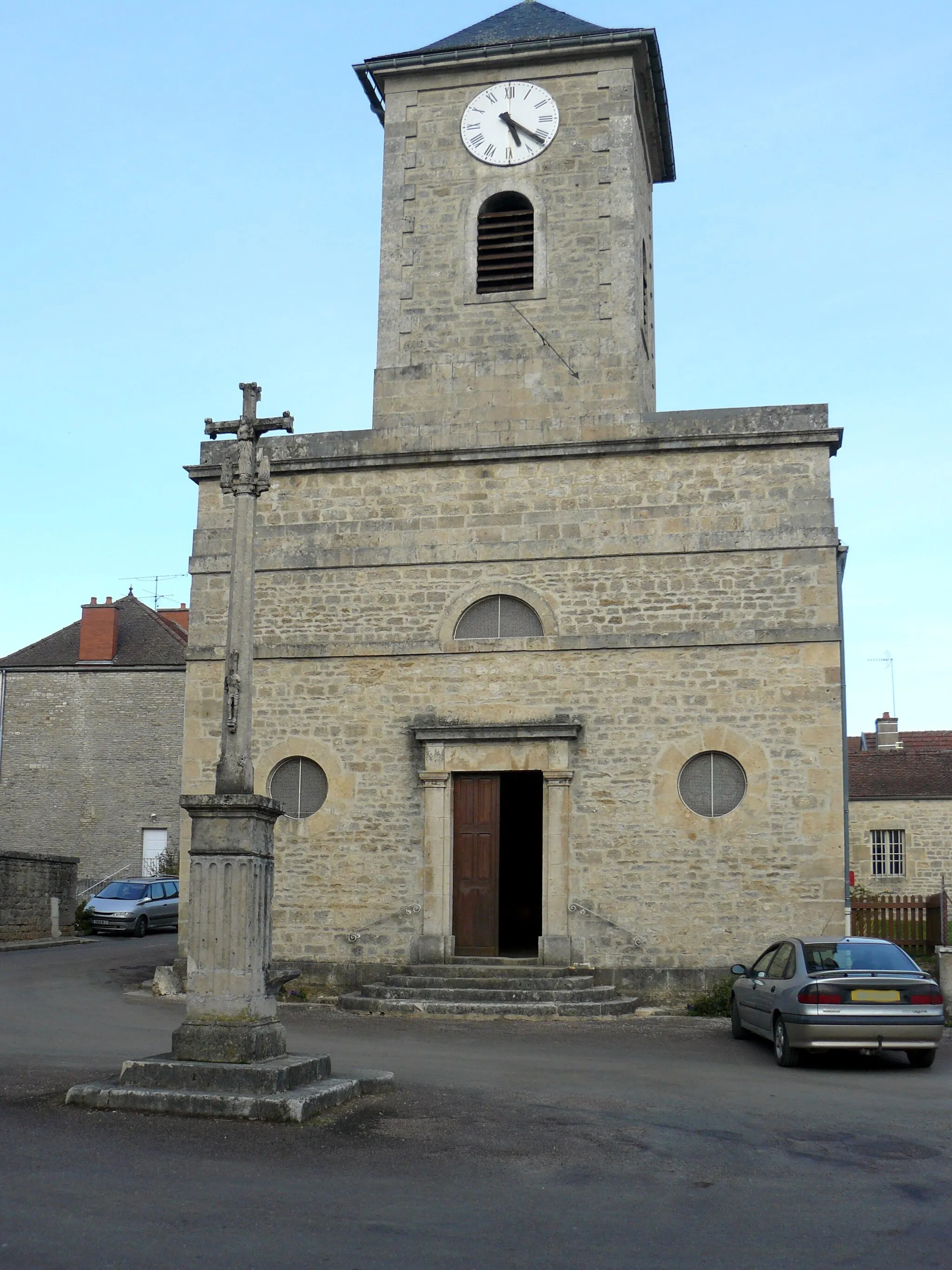 Photo showing: Bligny-le-Sec (Côte-d'Or, France), l'église, porche d'entrée et place