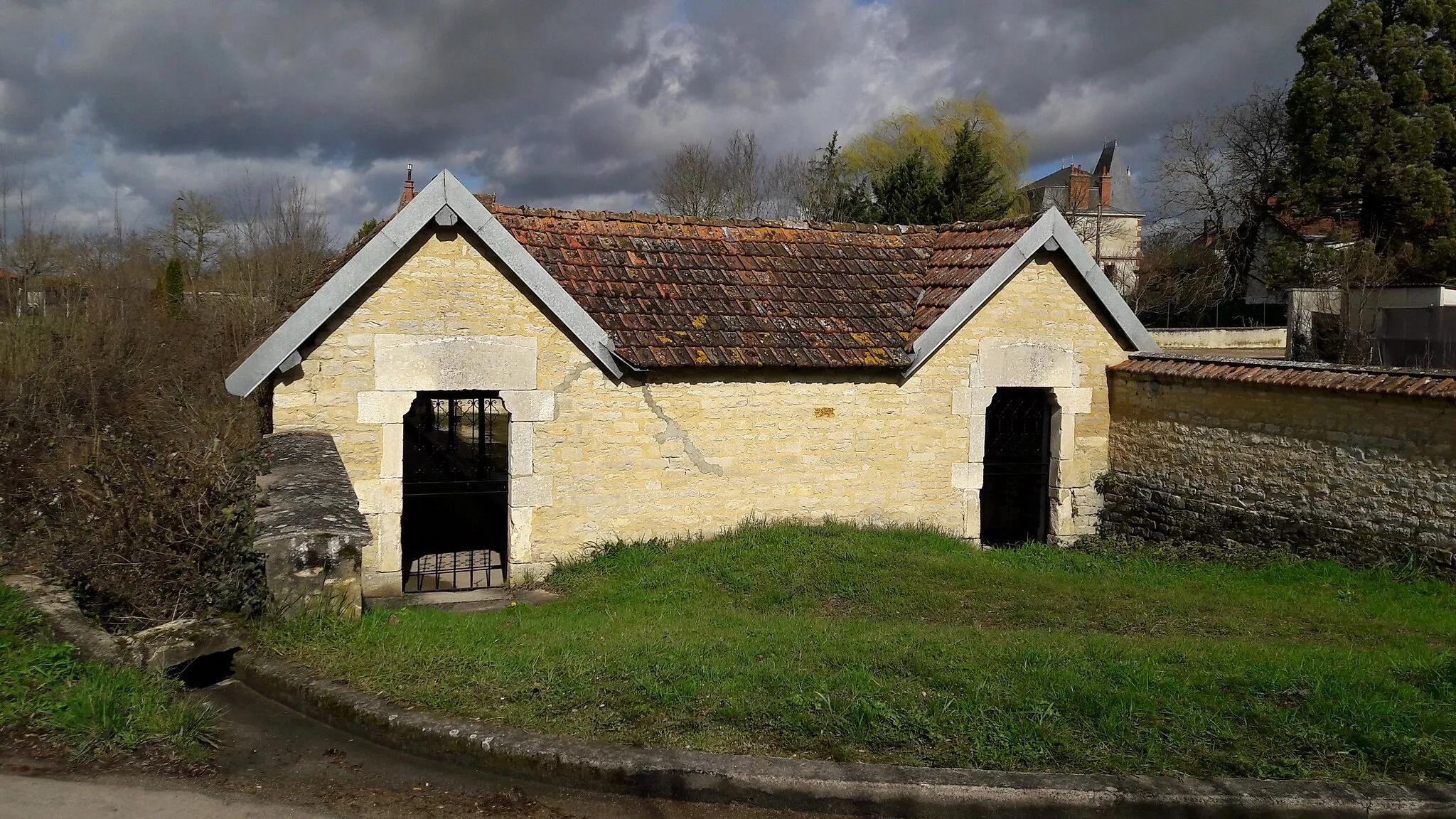 Photo showing: Vue extérieure lavoir Dannemoine