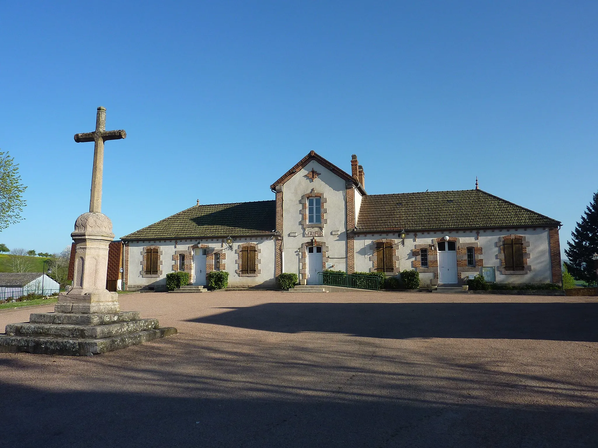 Photo showing: Chiddes (Nièvre) : la mairie et le calvaire