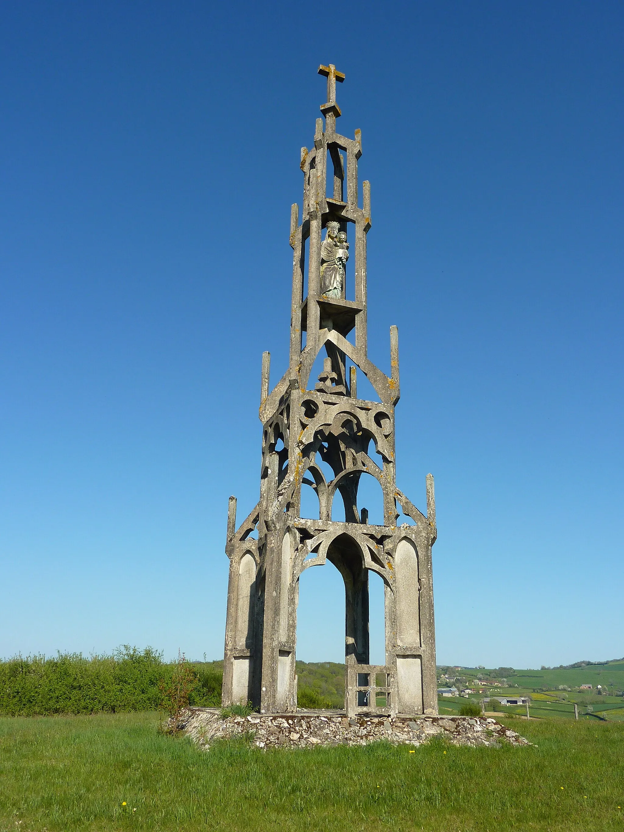 Photo showing: Chiddes (Nièvre) : Le monument au sommet du mont Charlet