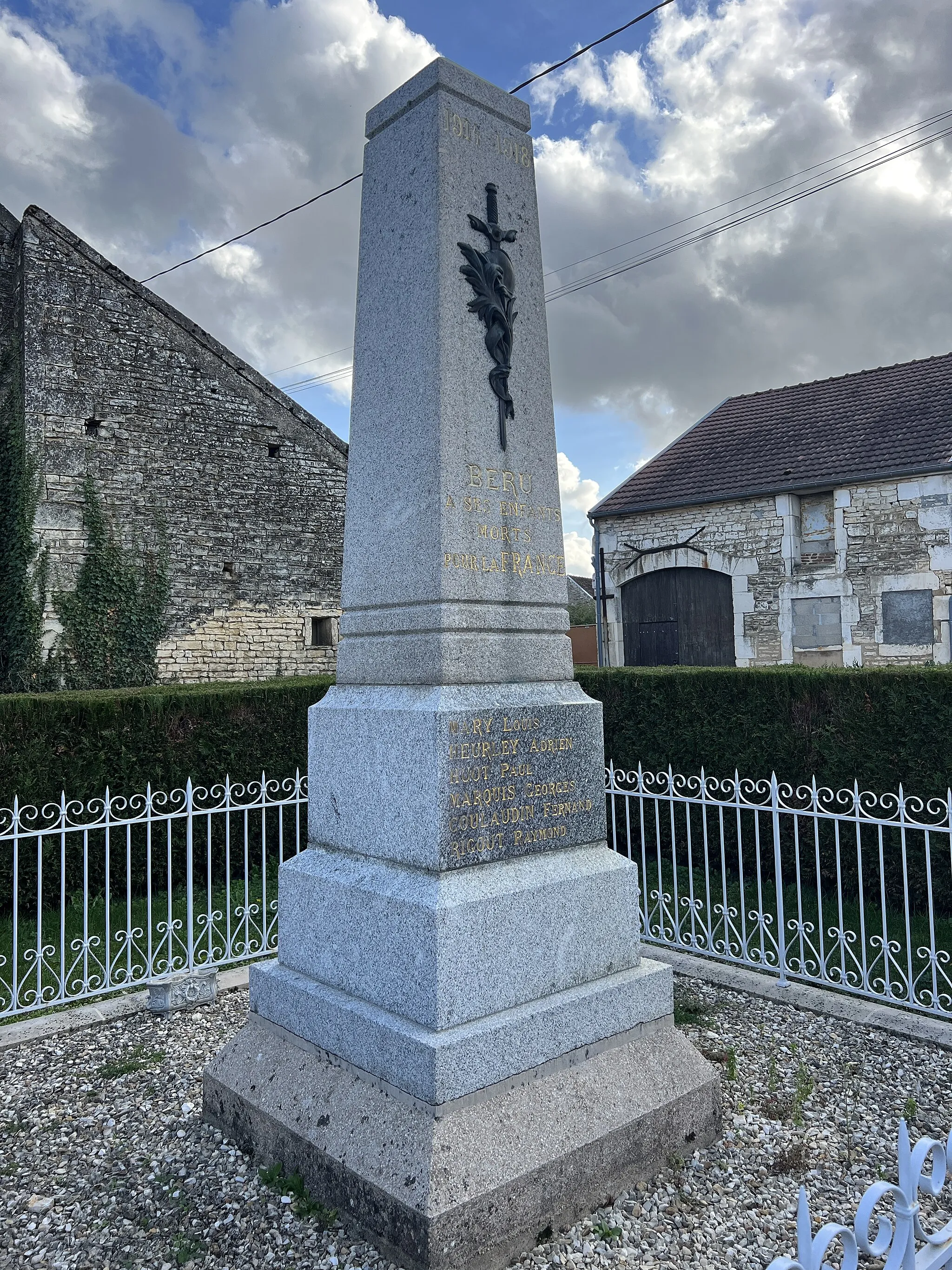 Photo showing: Monument aux morts de Béru.