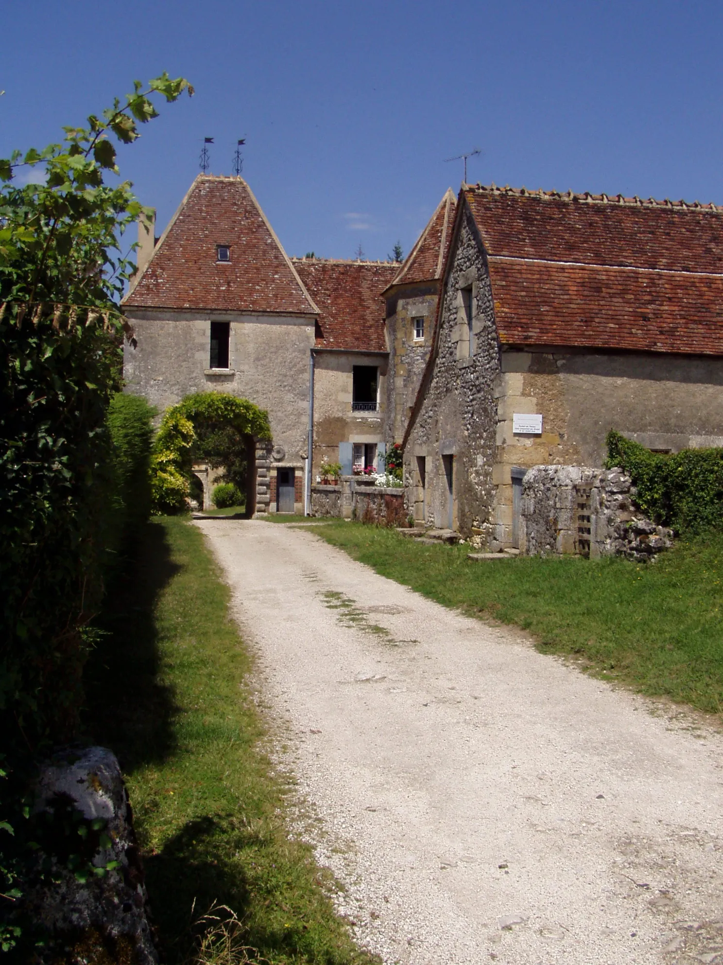 Photo showing: Château de Sauvages, Beaumont-la-Ferrière (Nièvre). Photo datant de 2004.