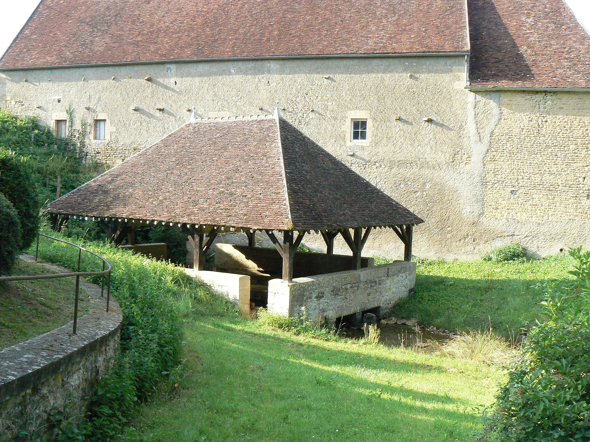 Photo showing: Lavoir de la source du Canard, datant de 1824