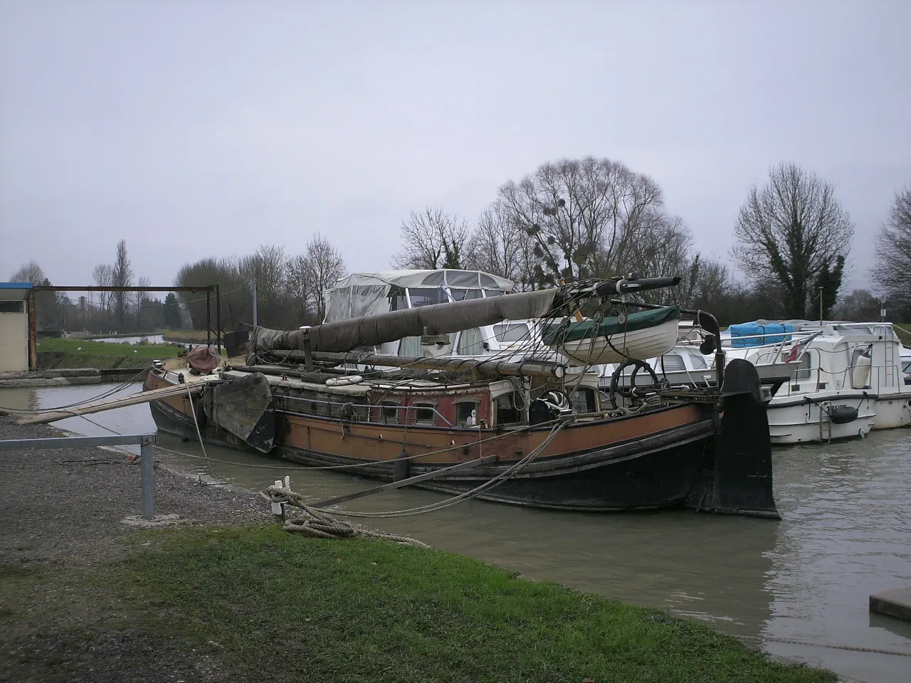 Photo showing: Port à La Chapelle-Montlinard 2008