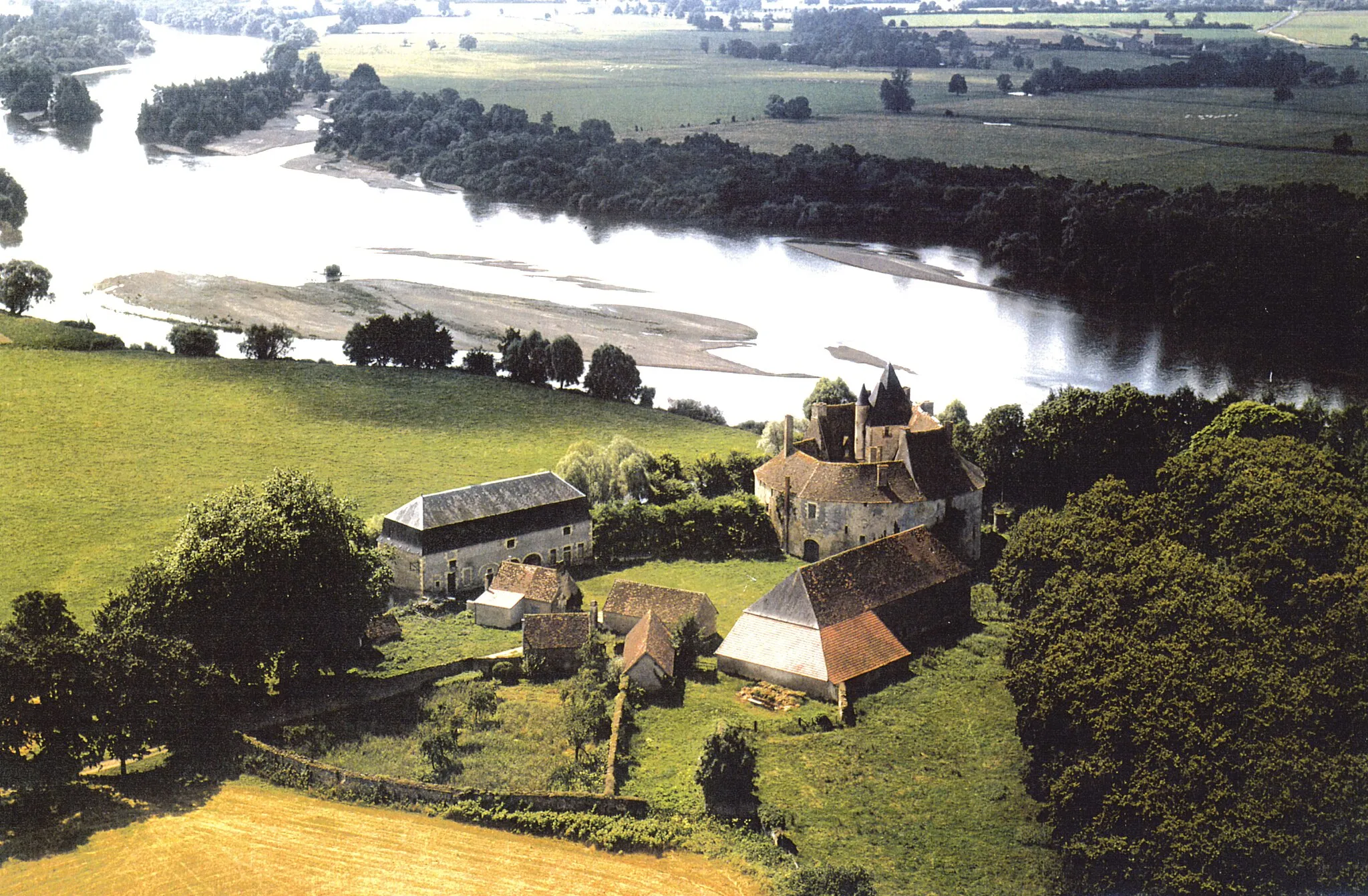 Photo showing: Château de Meauce, vue aérienne, le cliché appartient à la commune de Saincaize-Meauce, publiable avec mention des crédits photos