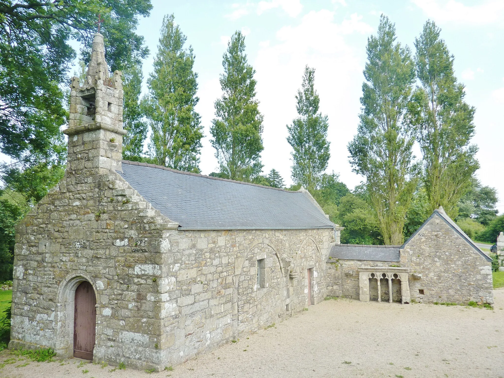 Photo showing: Saint-Vougay ː la chapelle Saint-Jean-Baptiste, vue extérieure d'ensemble.