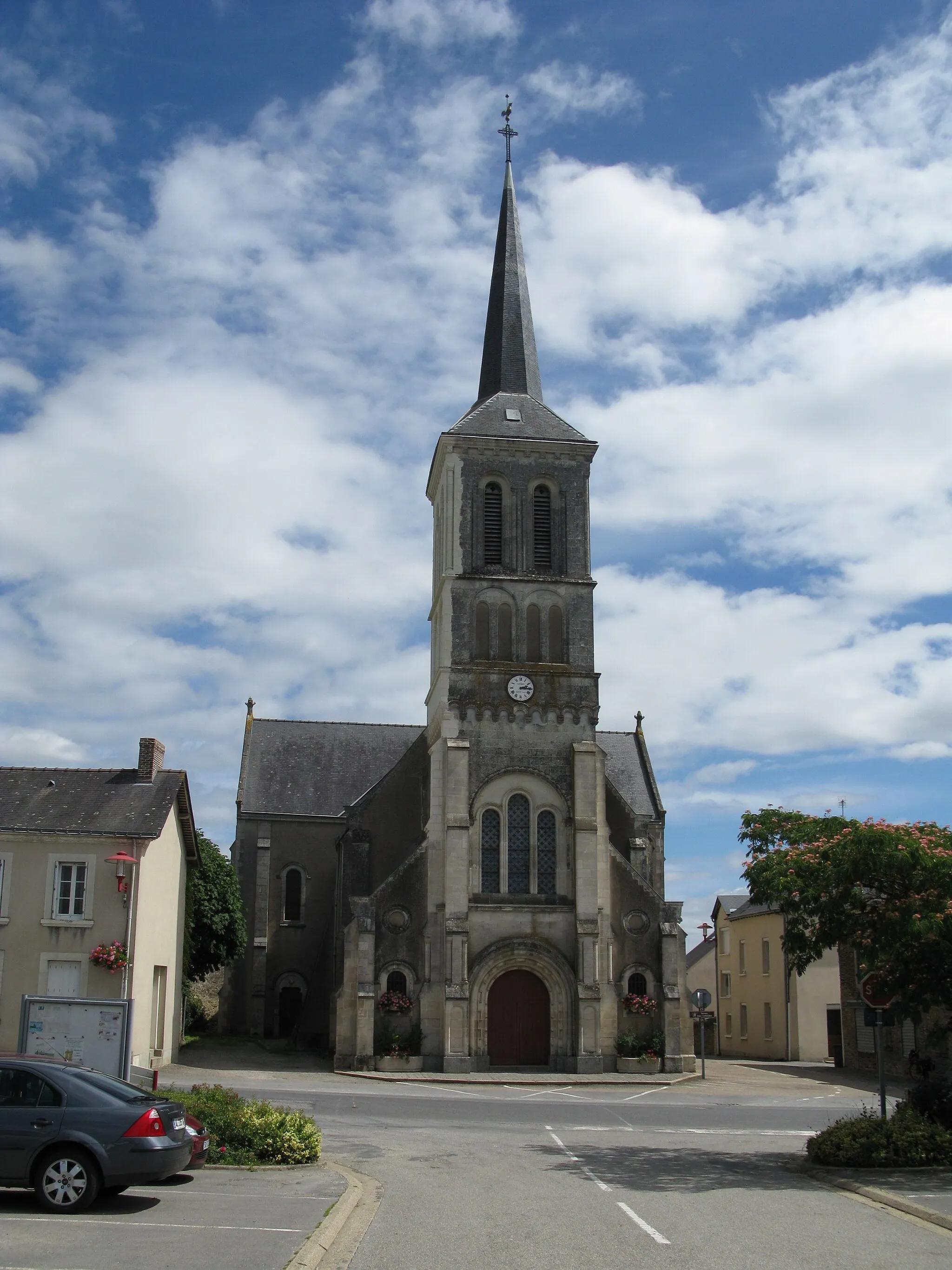 Photo showing: vue générale sur l'église de Loiron