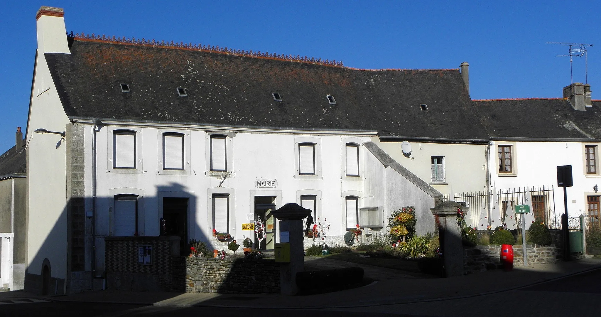 Photo showing: Mairie de Bourgon (53).