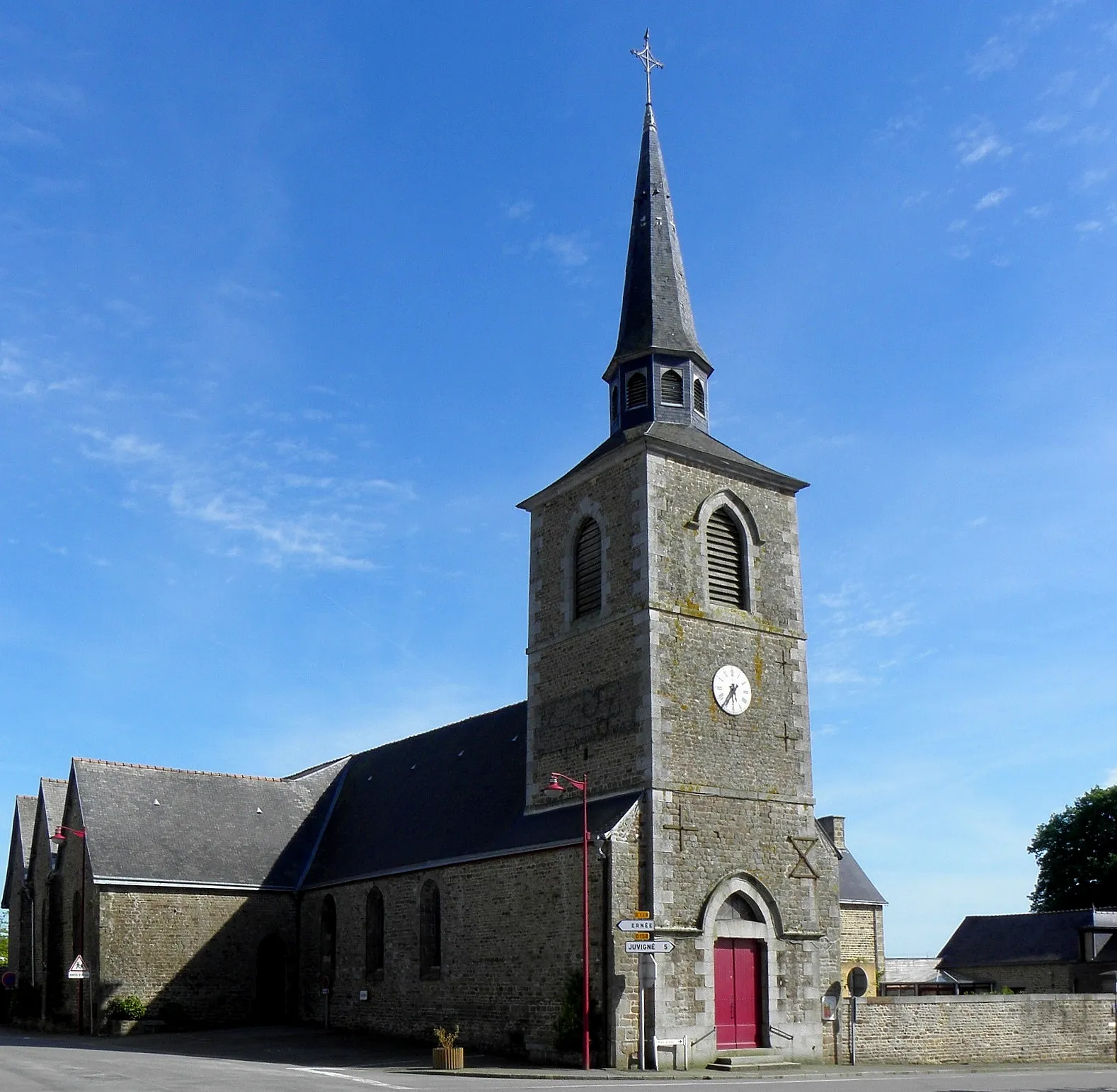 Photo showing: Église Saint-Pierre de Saint-Pierre-des-Landes (53). Façde ouest et flanc nord.
