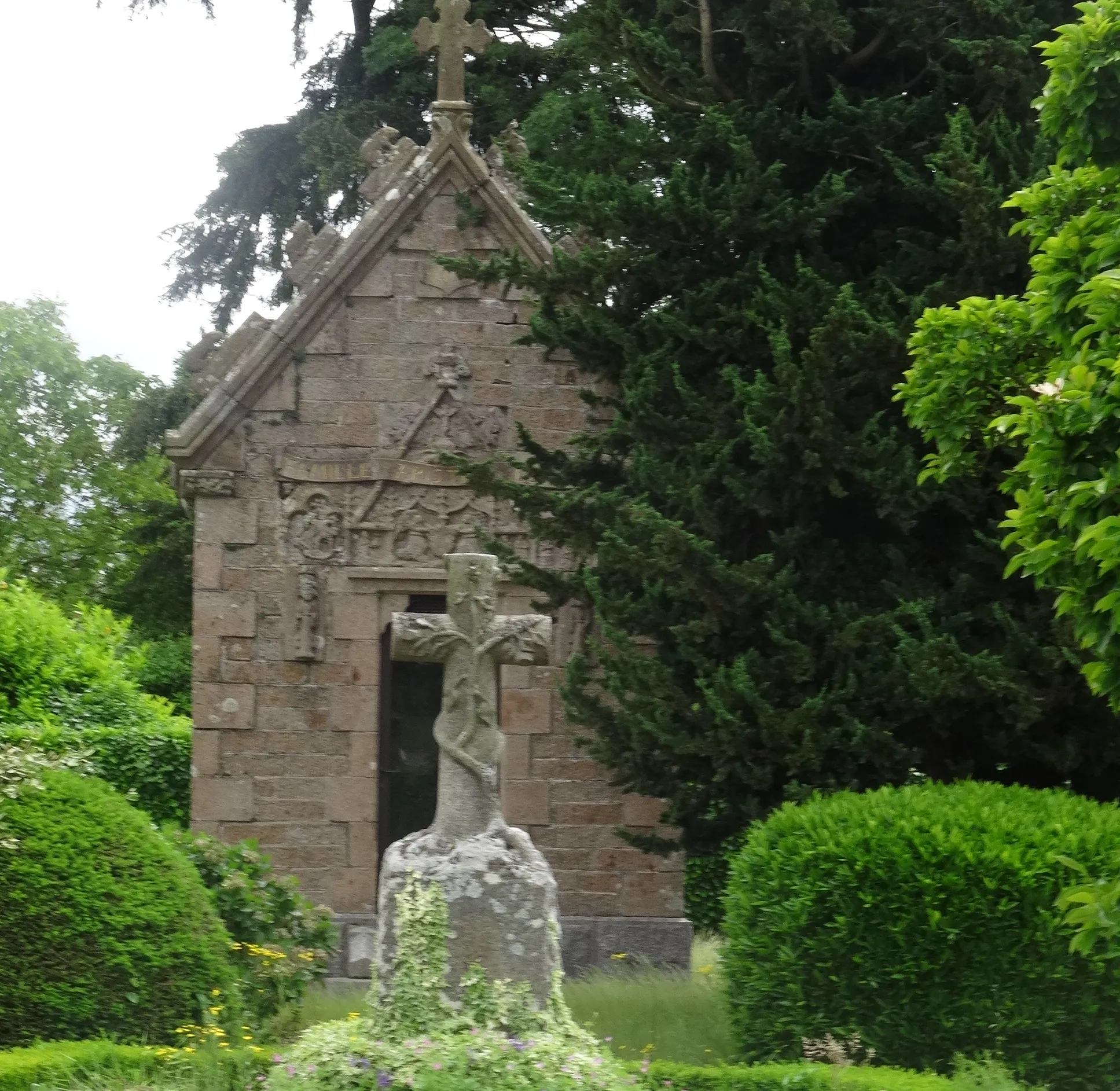Photo showing: La chapelle de la famille Vannier a été construite au début du XXème siècle en granit. Comme la maison Vannier, elle est décorée de sculpture de la maison seigneuriale de La Tannière.