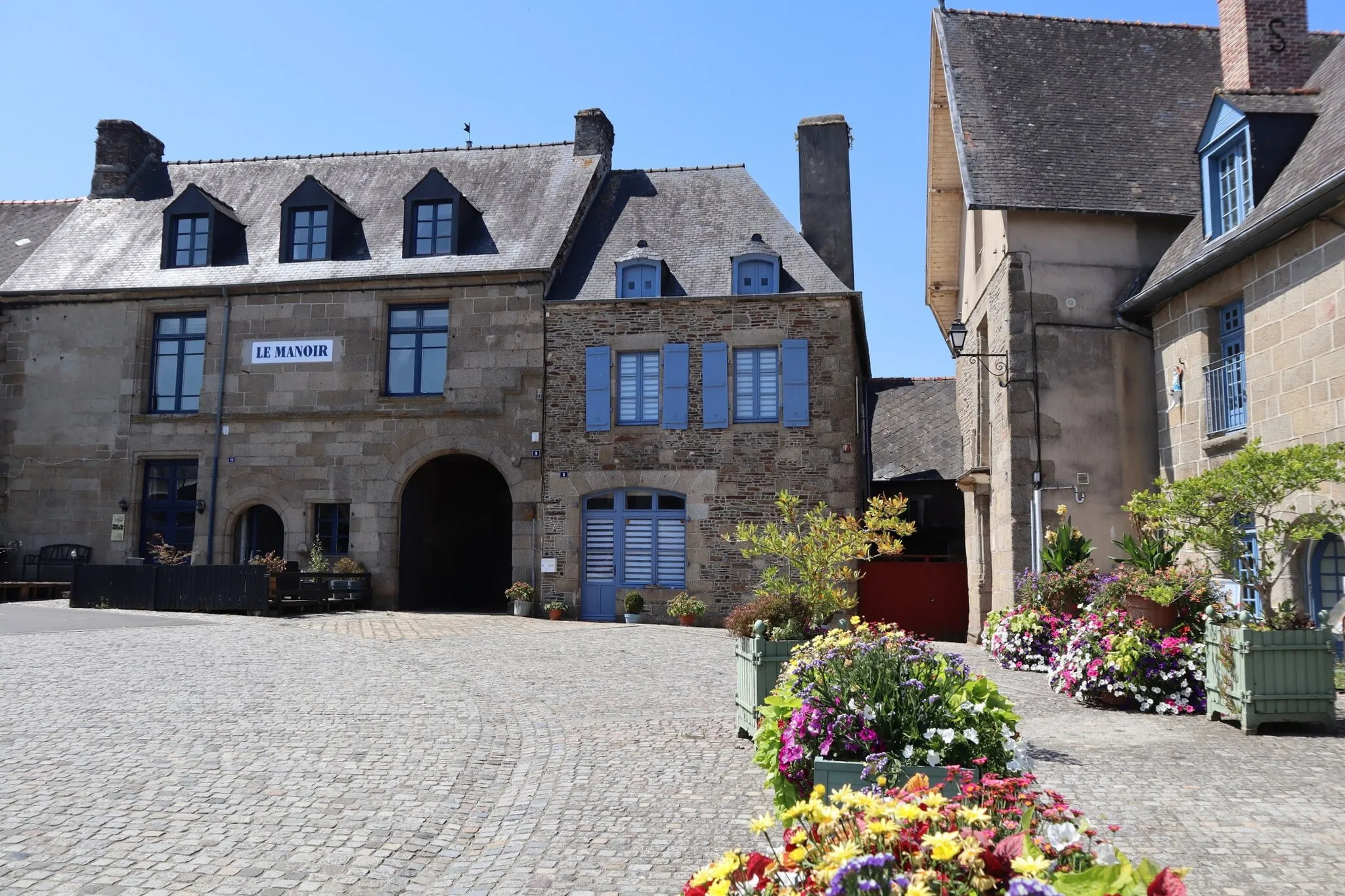 Photo showing: Manoir du Colombier sis 10 Place de la Mairie, commune de Bazouges-la-Pérouse (35).