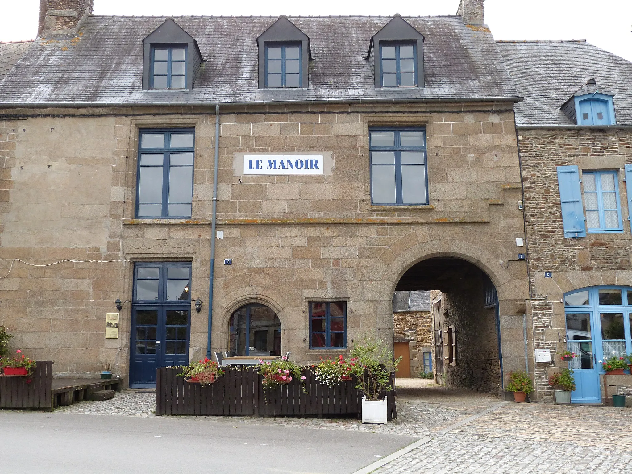 Photo showing: Le manoir du Colombier, hôtel situé sur la place de l'Hôtel-de-Ville de Bazouges-la-Pérouse