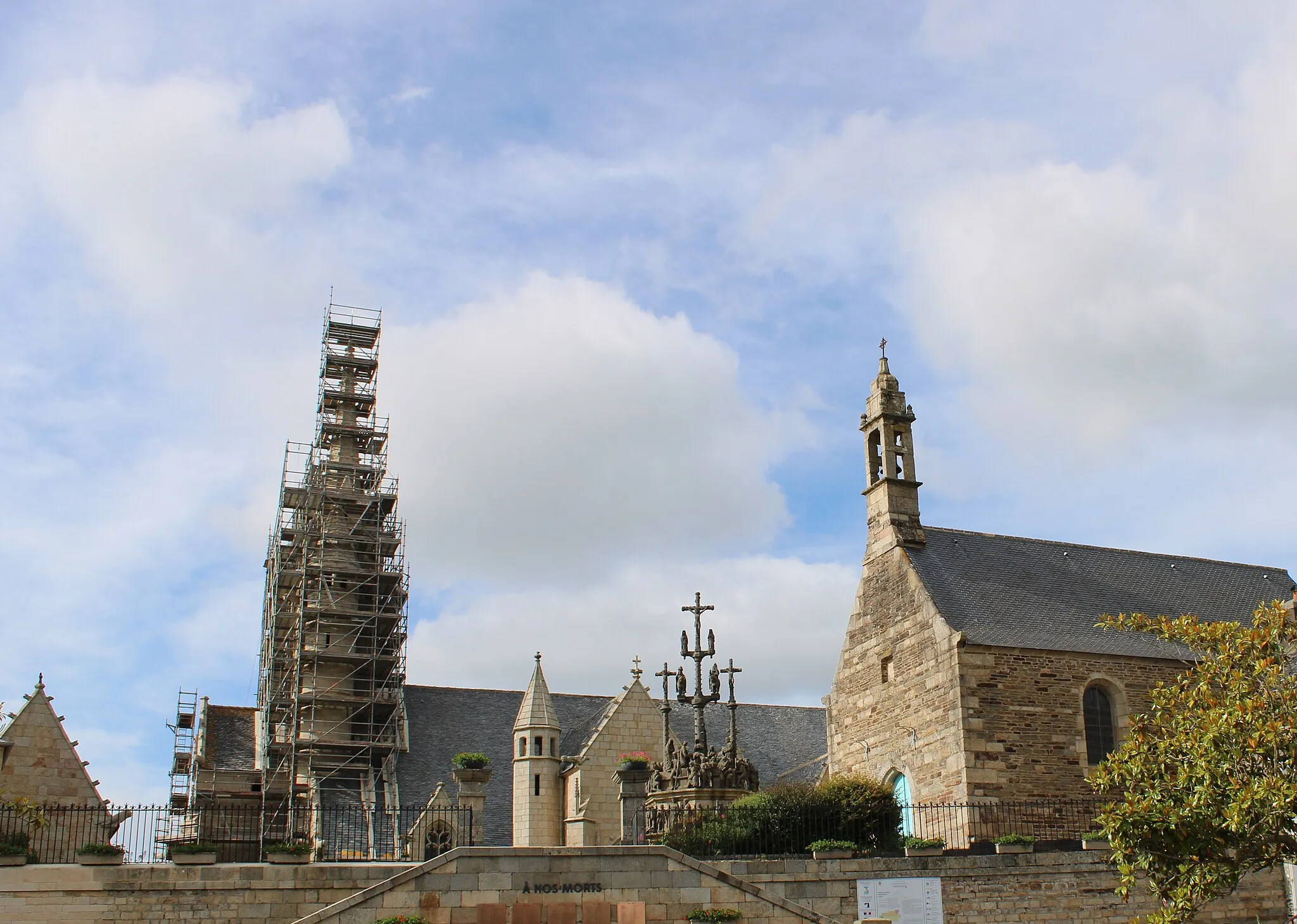 Photo showing: L'église de Plougonvern: l'église en cours de rénovation (juin 2021)