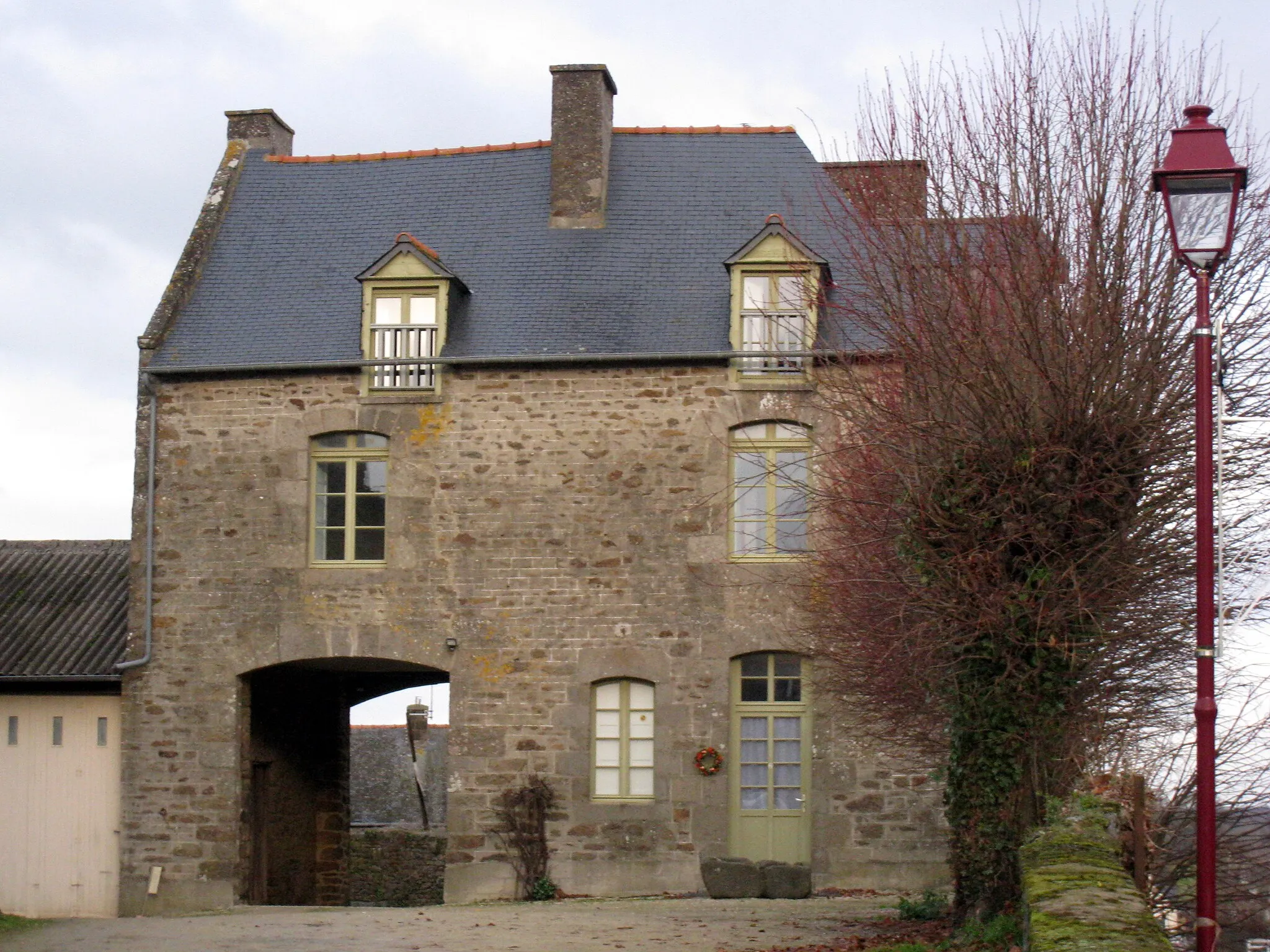 Photo showing: L'ancien Relais de Poste de Saint-Pierre-de-Plesguen