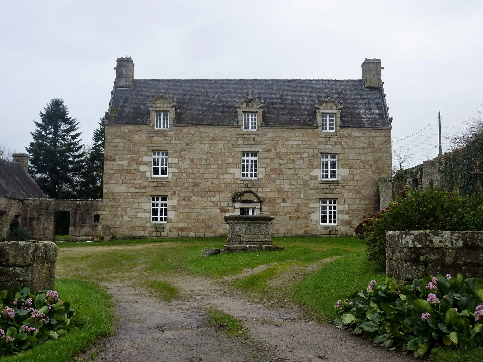 Photo showing: This building is inscrit au titre des monuments historiques de la France. It is indexed in the base Mérimée, a database of architectural heritage maintained by the French Ministry of Culture, under the reference PA00090335 .