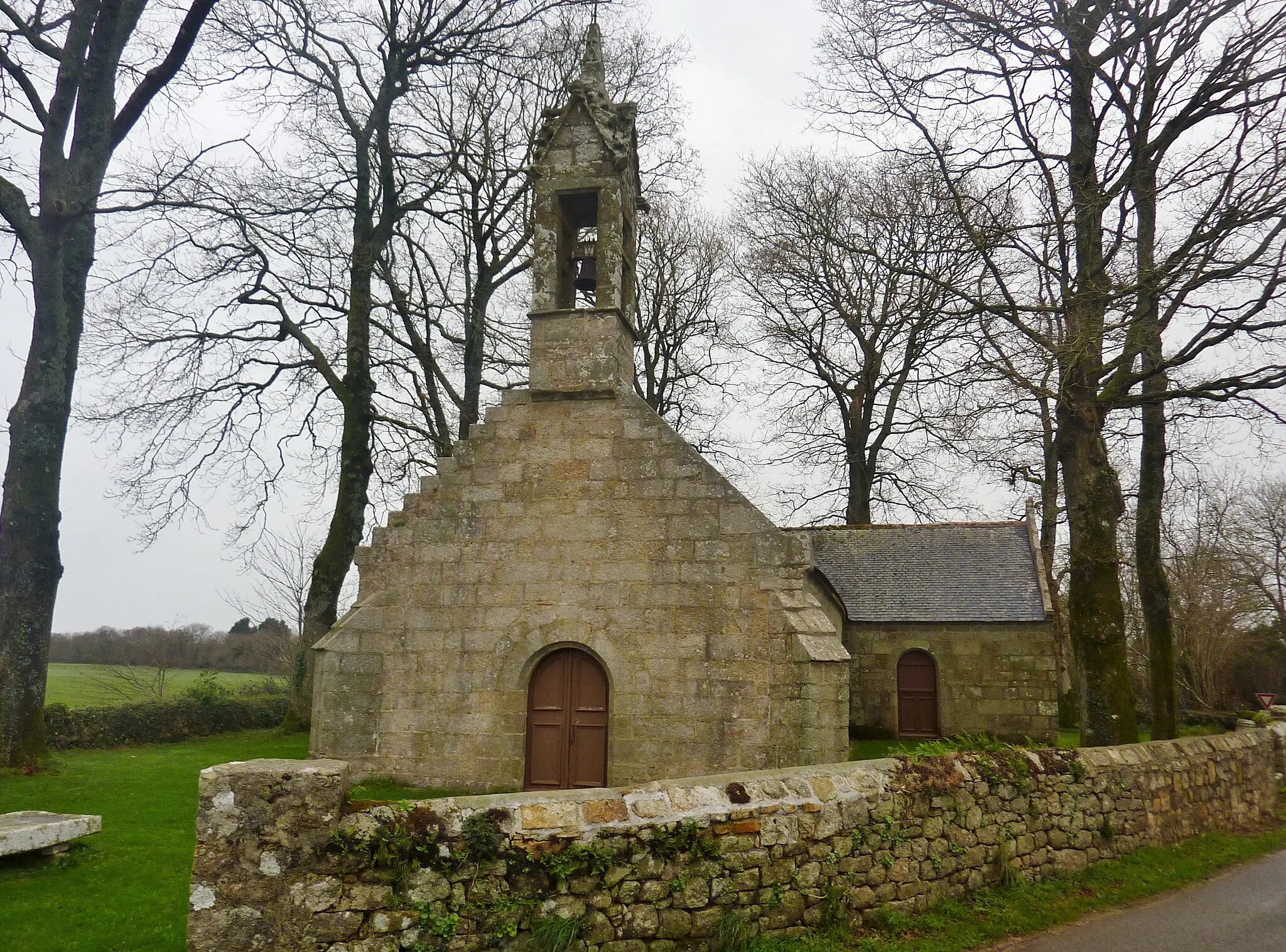 Photo showing: Quimper : la chapelle de Kernilis, dédiée à Notre-Dame-du- Mont-Carmel, date du XVIe siècle et a été construite par les seigneurs de Brieux.