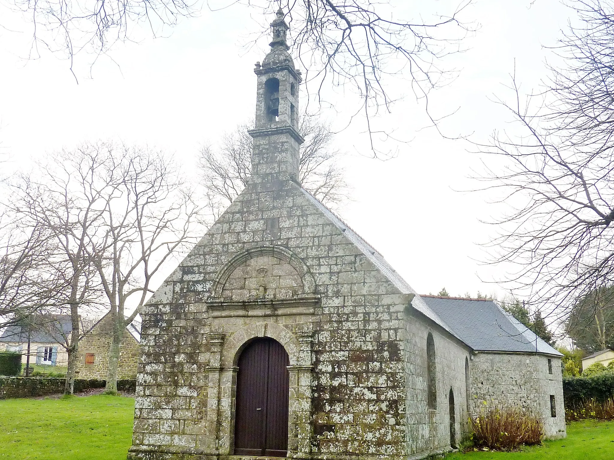 Photo showing: La chapelle de Menfouès (construite en 1801 avec les pierres de la chapelle Saint-Hervé détruite en expiation de l'assassinat en 1800 de Mgr Audrein, évêque de Quimper, à proximité de cette chapelle Saint-Hervé).