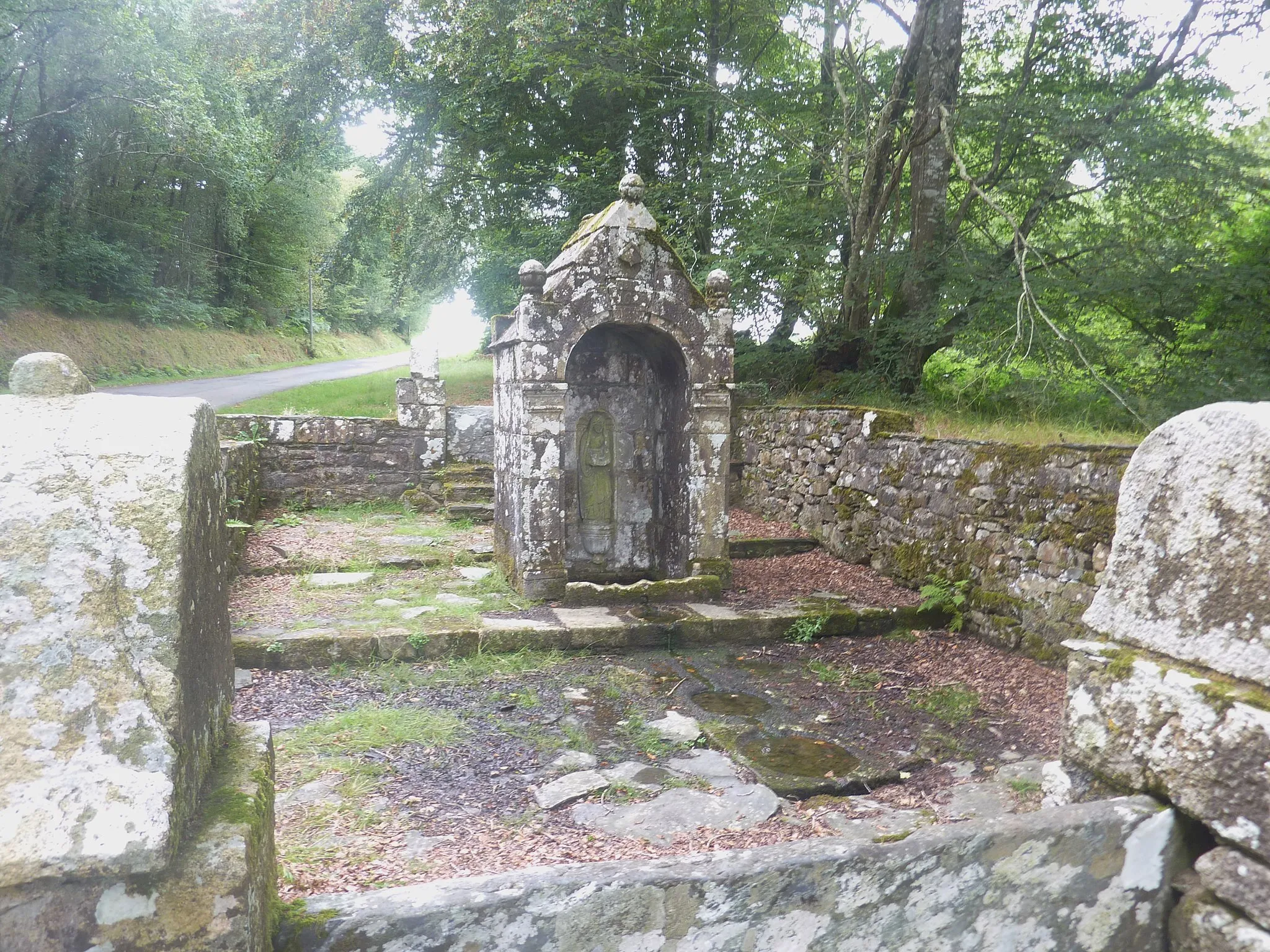 Photo showing: Dirinon : la fontaine Sainte-Nonne (selon la légende, la source jaillit en cet endroit pour que sainte Nonne puisse baptiser son fils , le futur saint Divy). La fontaine est réputée guérir les maladies oculaires. Elle porte le blason des Maufuric de Lézuzan et la date 1623.