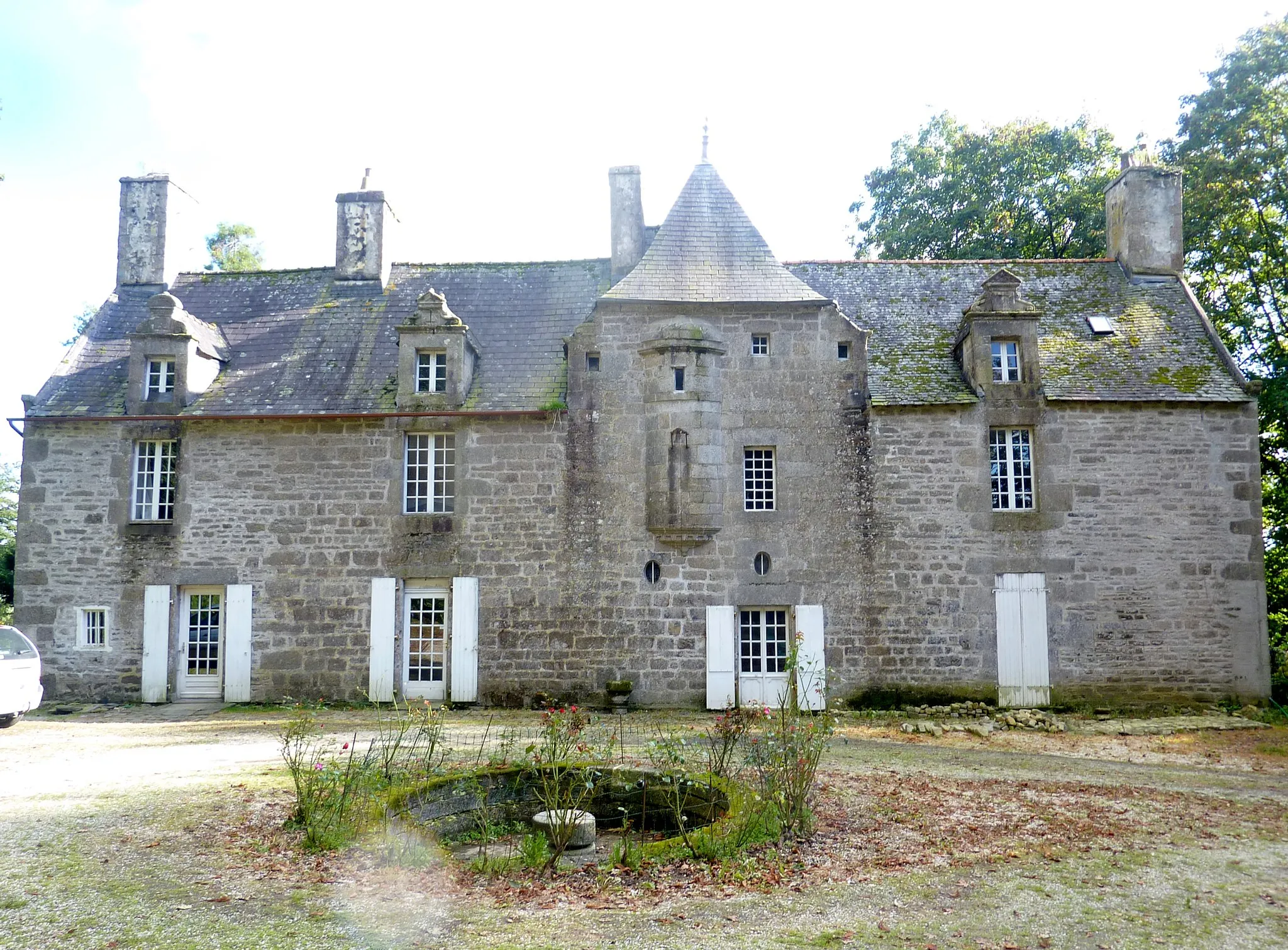 Photo showing: Le manoir de Kergoat en Plouédern (façade nord)