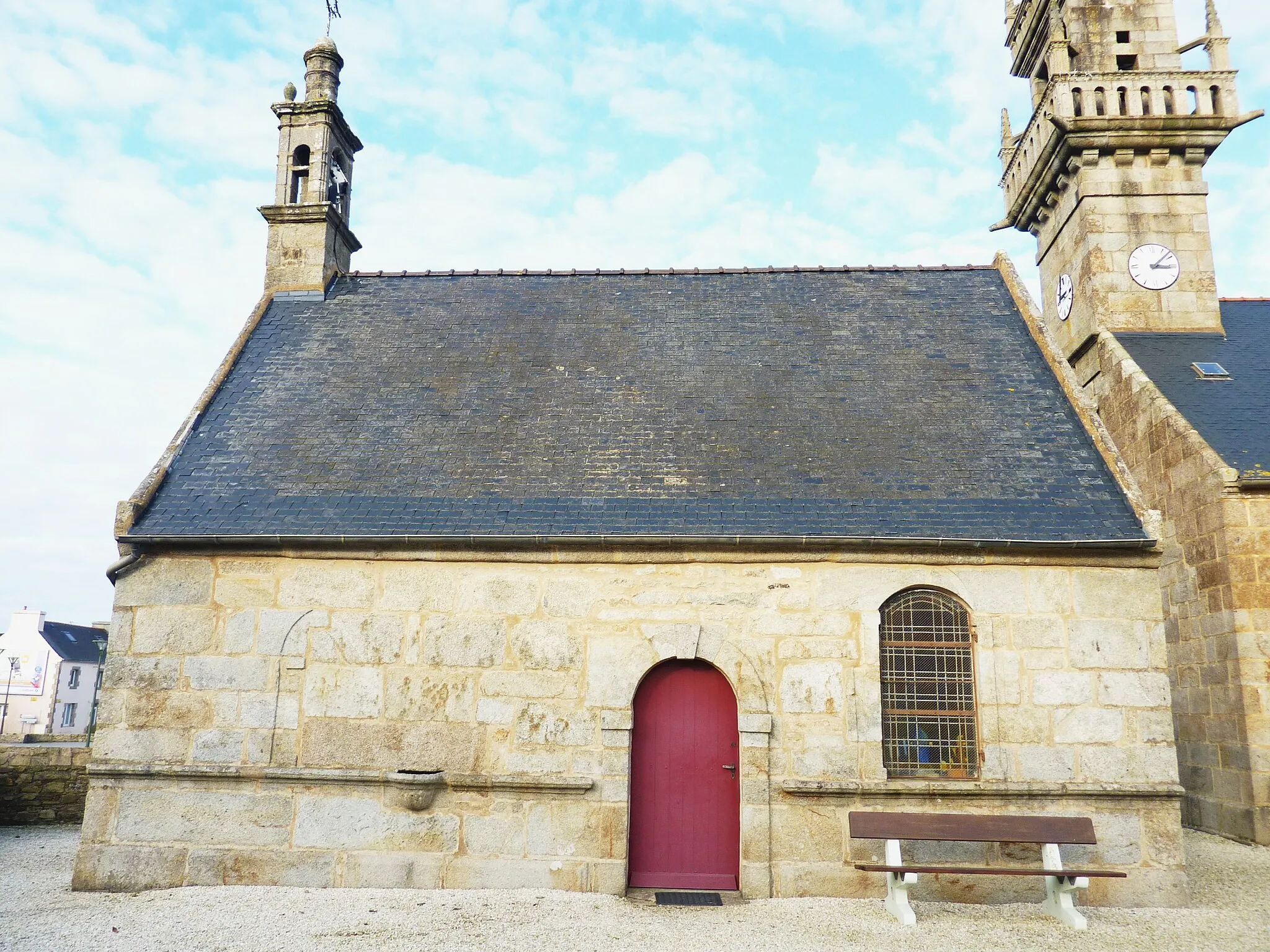 Photo showing: Milizac : la chapelle Sainte-Anne, accolée à l'église paroissiale.