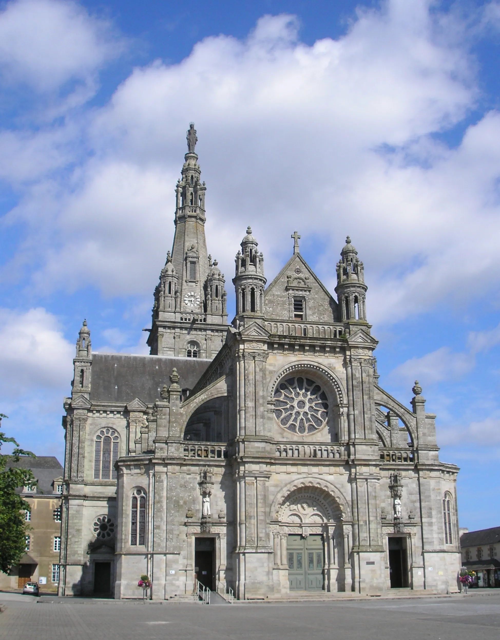 Photo showing: Sainte-Anne-d'Auray (Bretagne, France). La basilique.