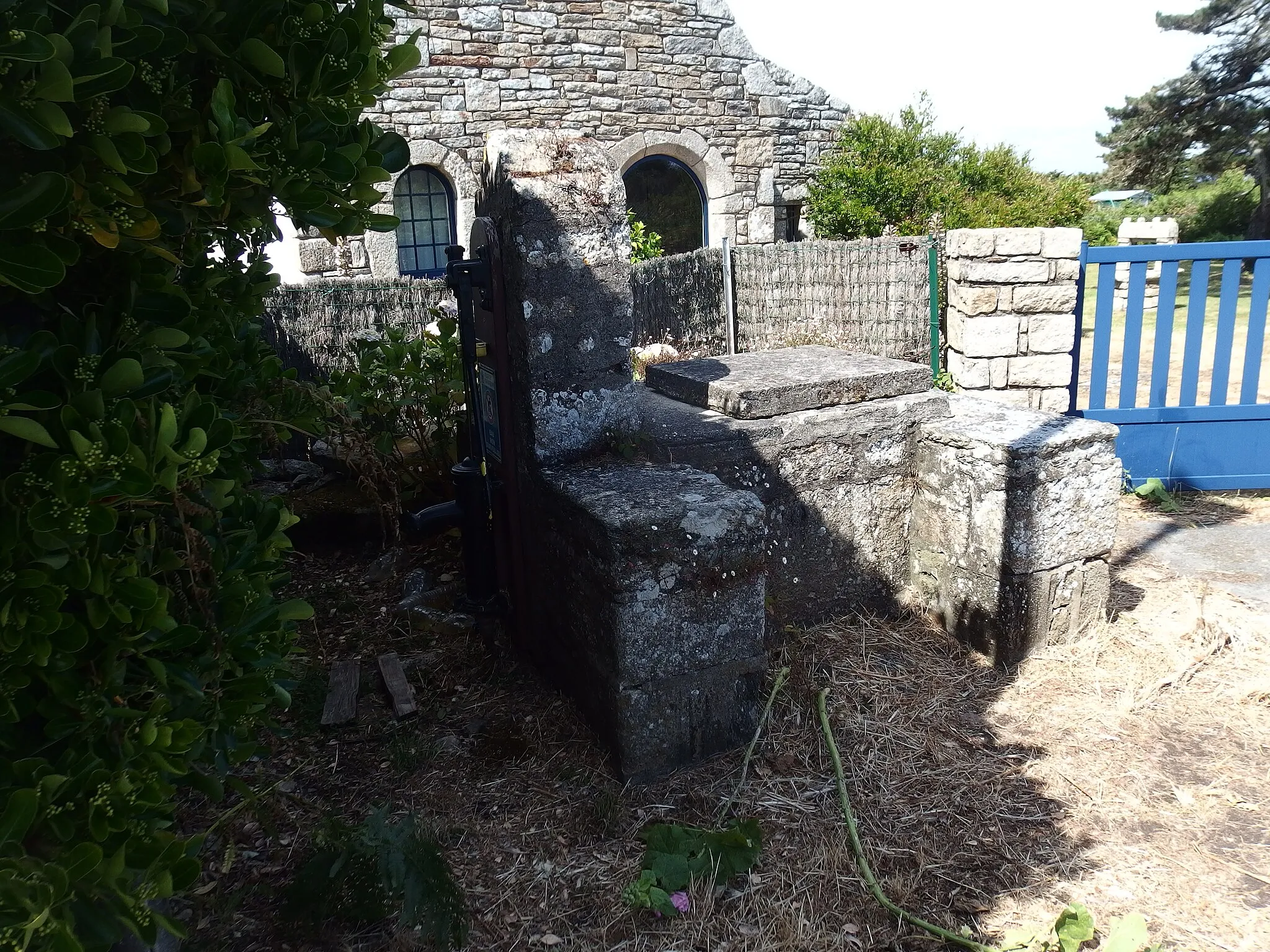 Photo showing: Fontaine du village de Kerniscob, allée de la pompe à Quiberon.