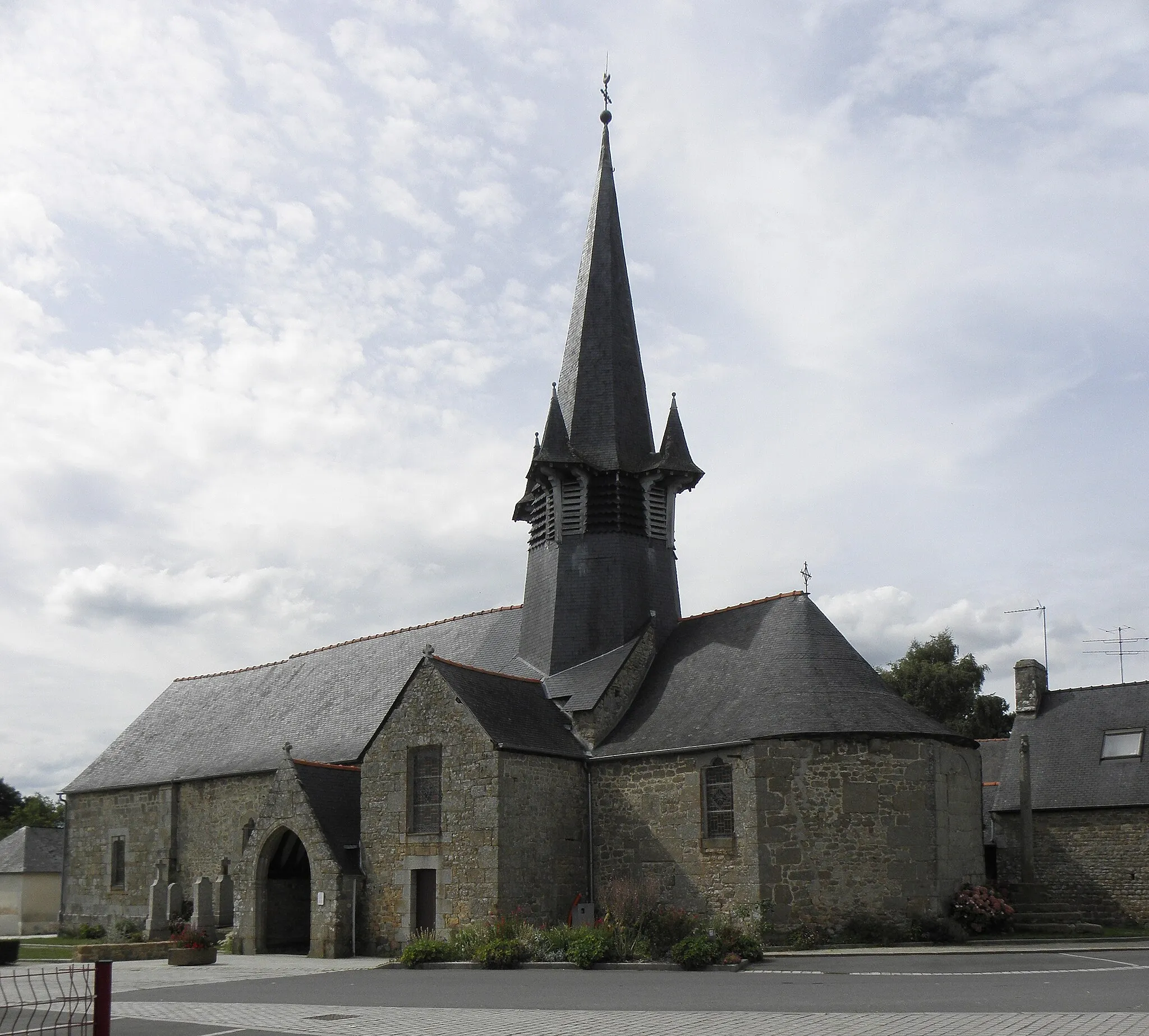 Photo showing: Église Notre-Dame de Chauvigné (35). Flanc sud et chevet.