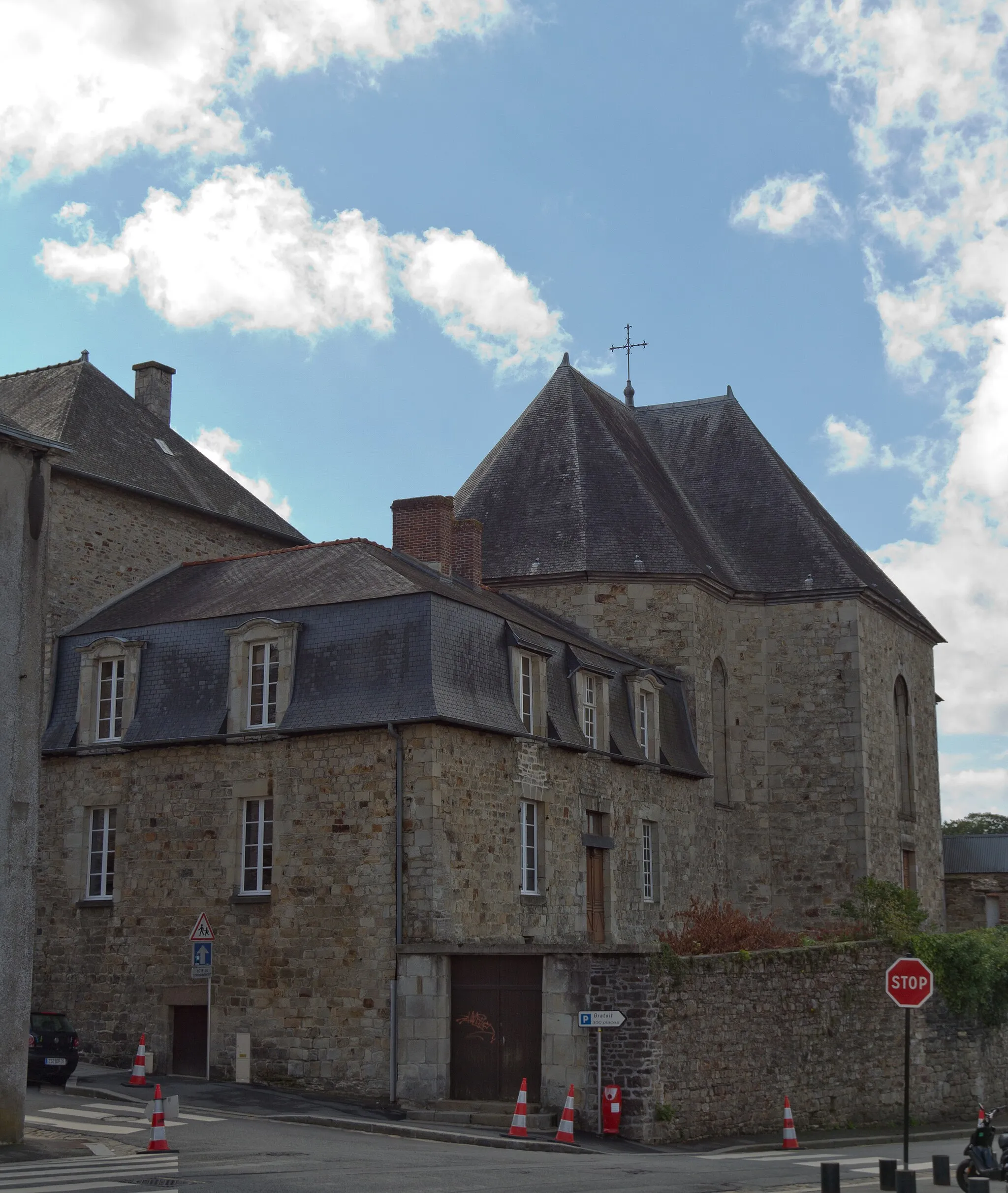 Photo showing: Le corps de bâtiment à l'angle possède un toit à la Mansart.