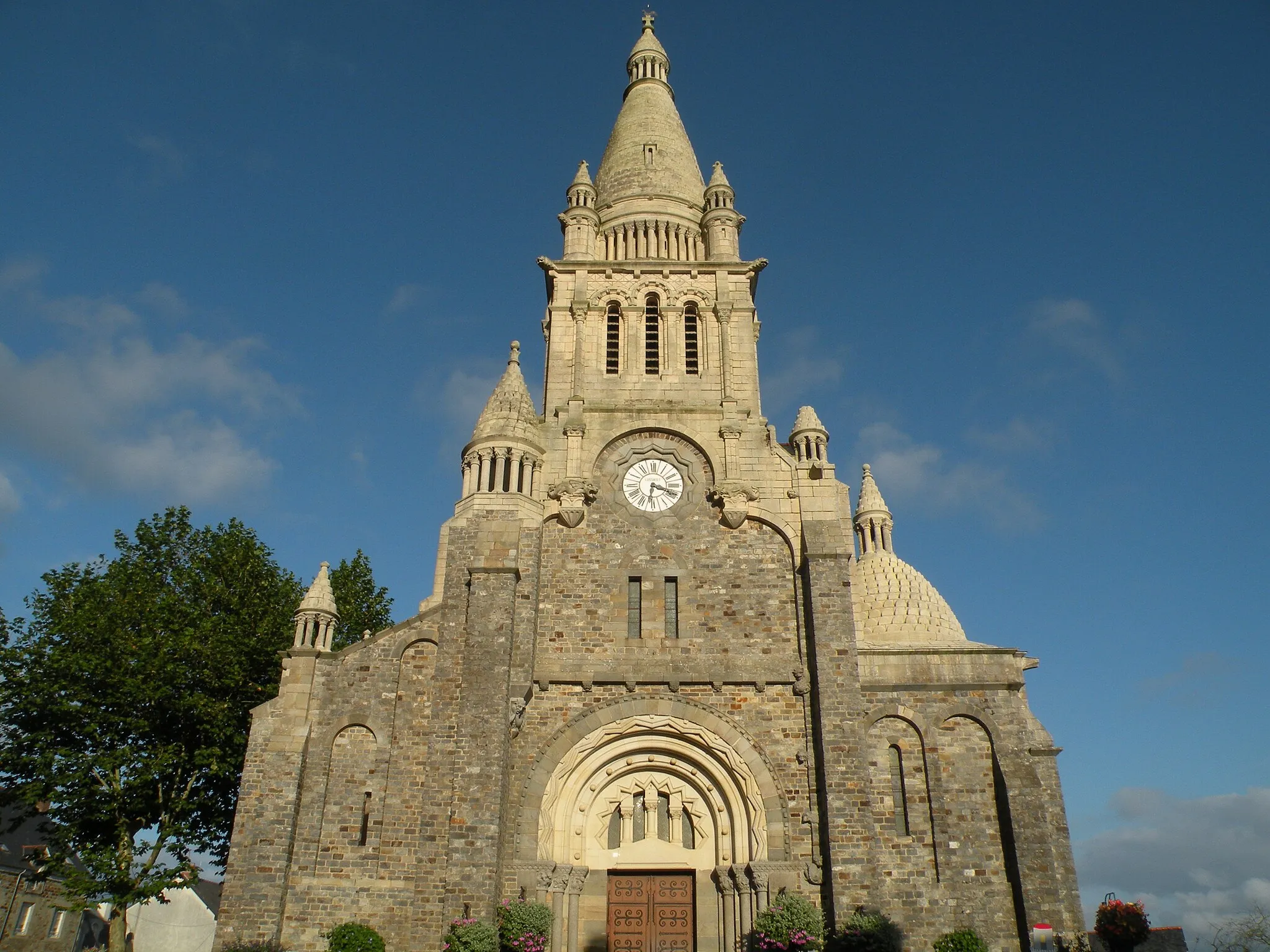 Photo showing: Façade of the church of Melesse.