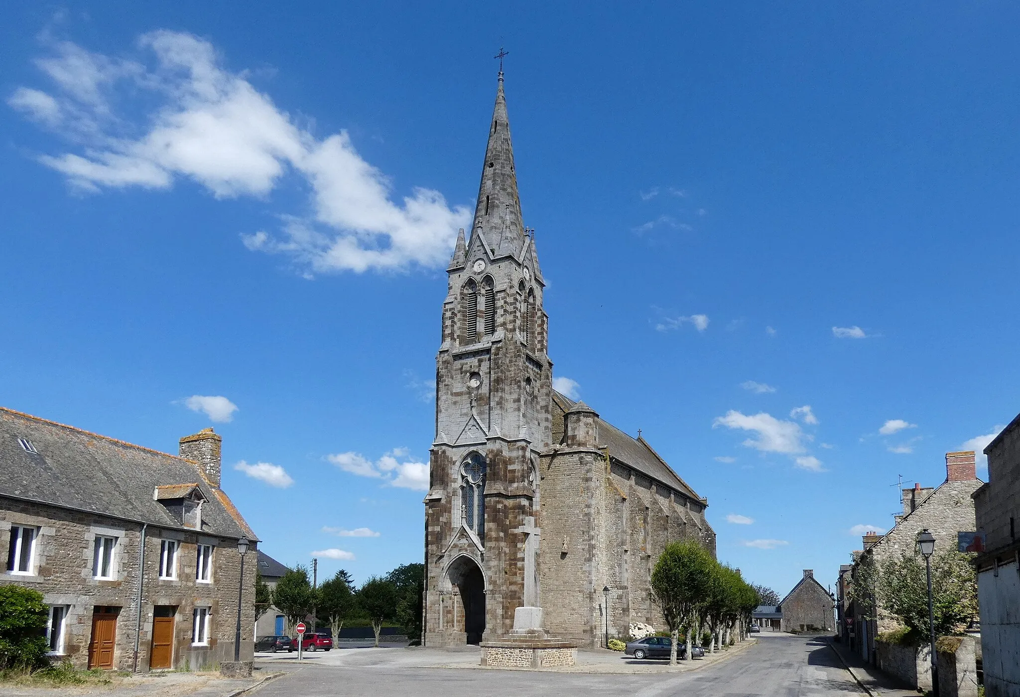 Photo showing: Sains (Bretagne, France). L'église Saint-Pierre.